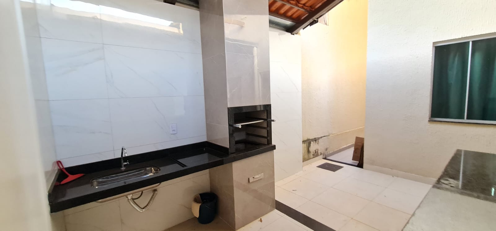 PORCELANATO, ARMÁRIOS E A SUA CHURRASQUEIRA