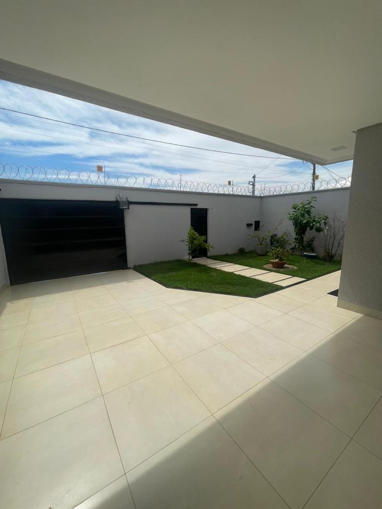 UM LUXO, PISCINA E MUITOS ARMÁRIOS