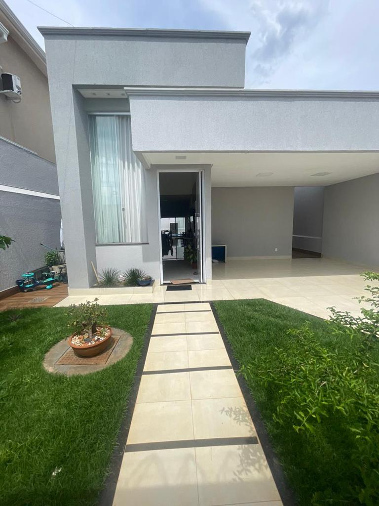 UM LUXO, PISCINA E MUITOS ARMÁRIOS