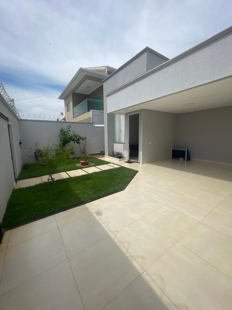 UM LUXO, PISCINA E MUITOS ARMÁRIOS