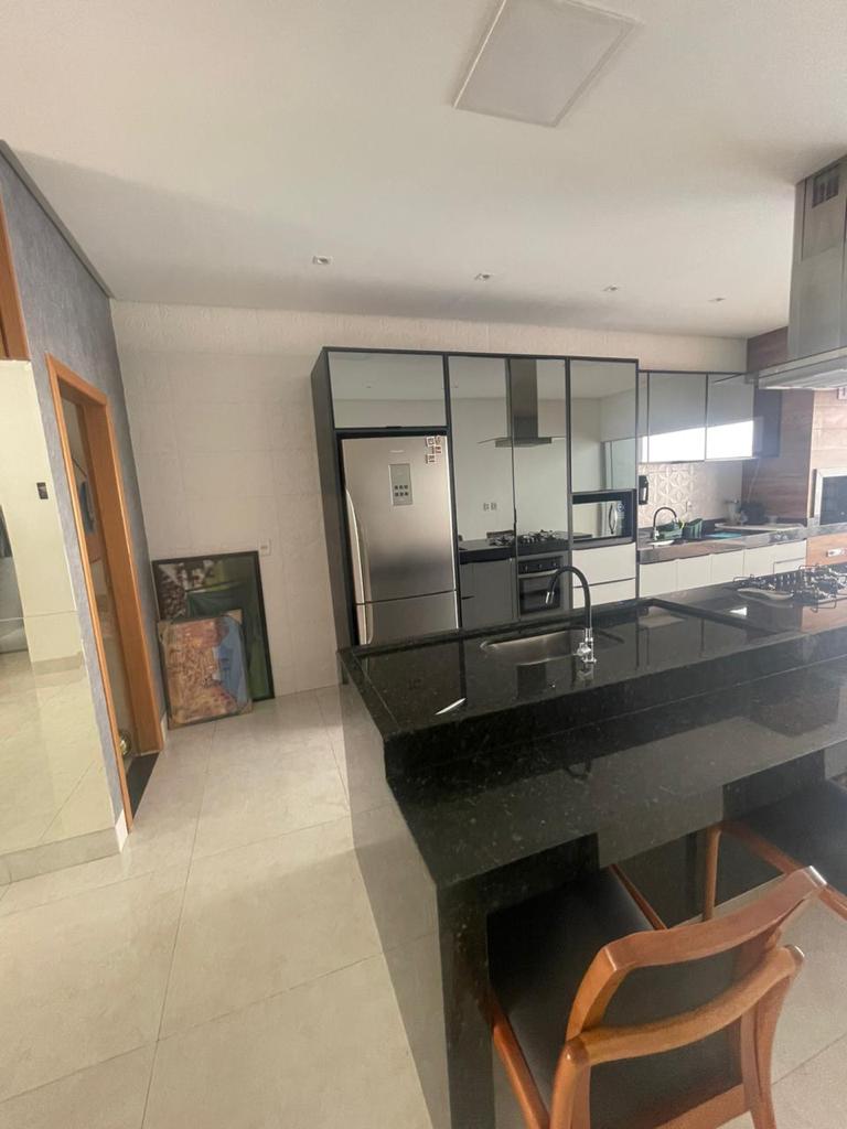 UM LUXO, PISCINA E MUITOS ARMÁRIOS