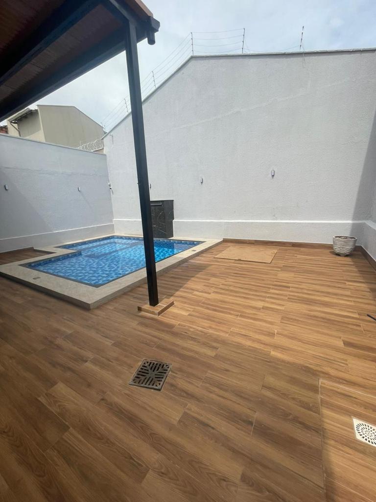 UM LUXO, PISCINA E MUITOS ARMÁRIOS