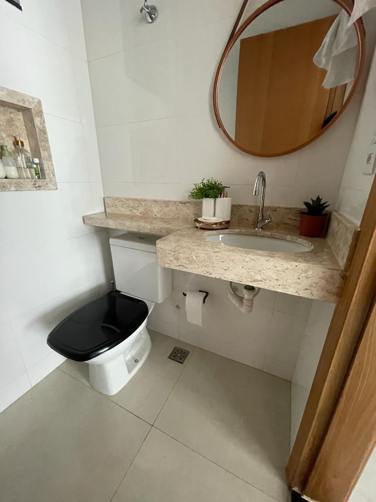 UM LUXO, PISCINA E MUITOS ARMÁRIOS