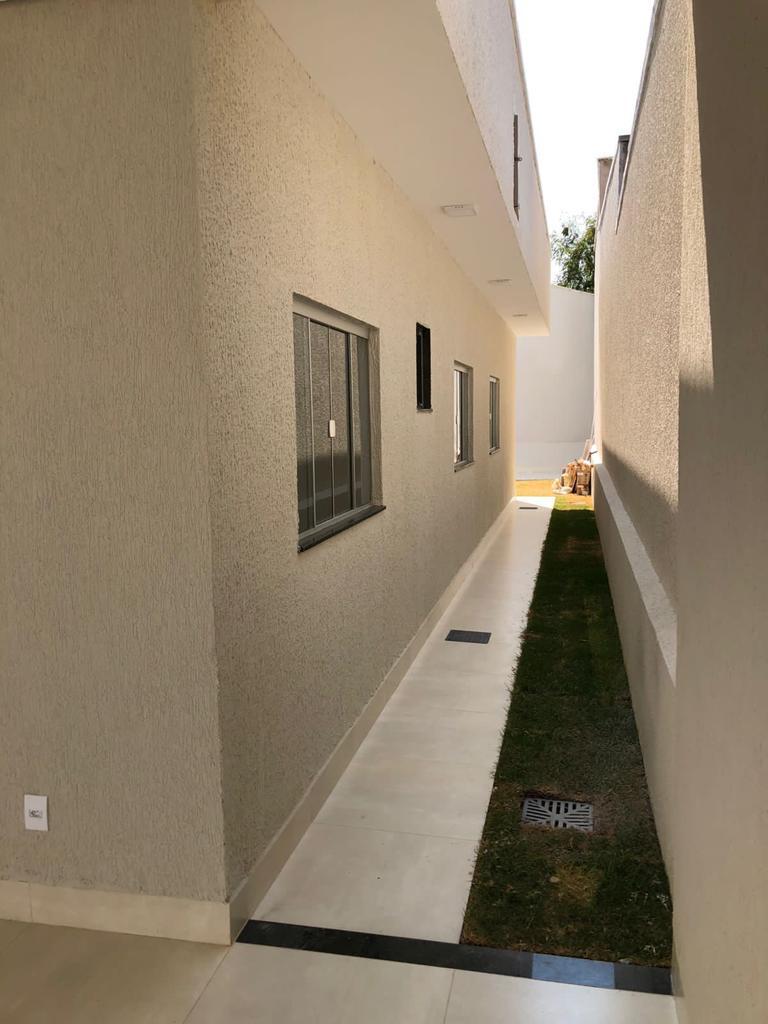 UM LUXO, PISCINA E MUITOS ARMÁRIOS