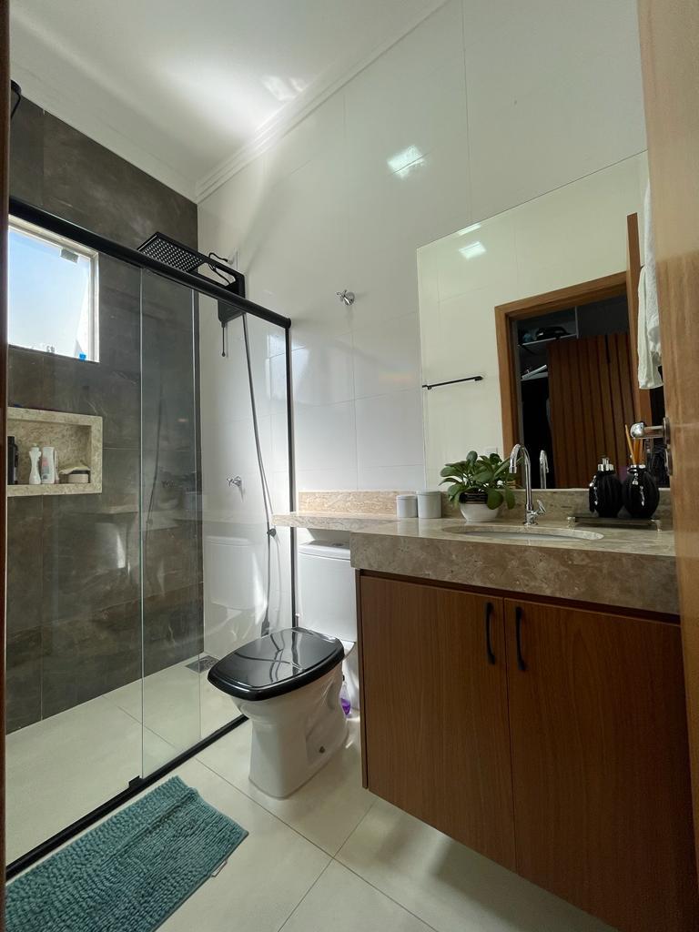 UM LUXO, PISCINA E MUITOS ARMÁRIOS