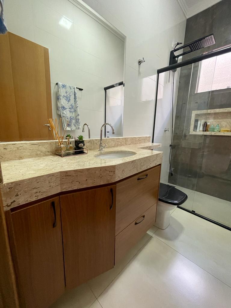 UM LUXO, PISCINA E MUITOS ARMÁRIOS