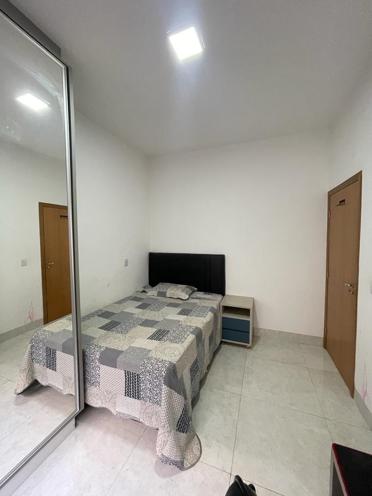 UM LUXO, PISCINA E MUITOS ARMÁRIOS