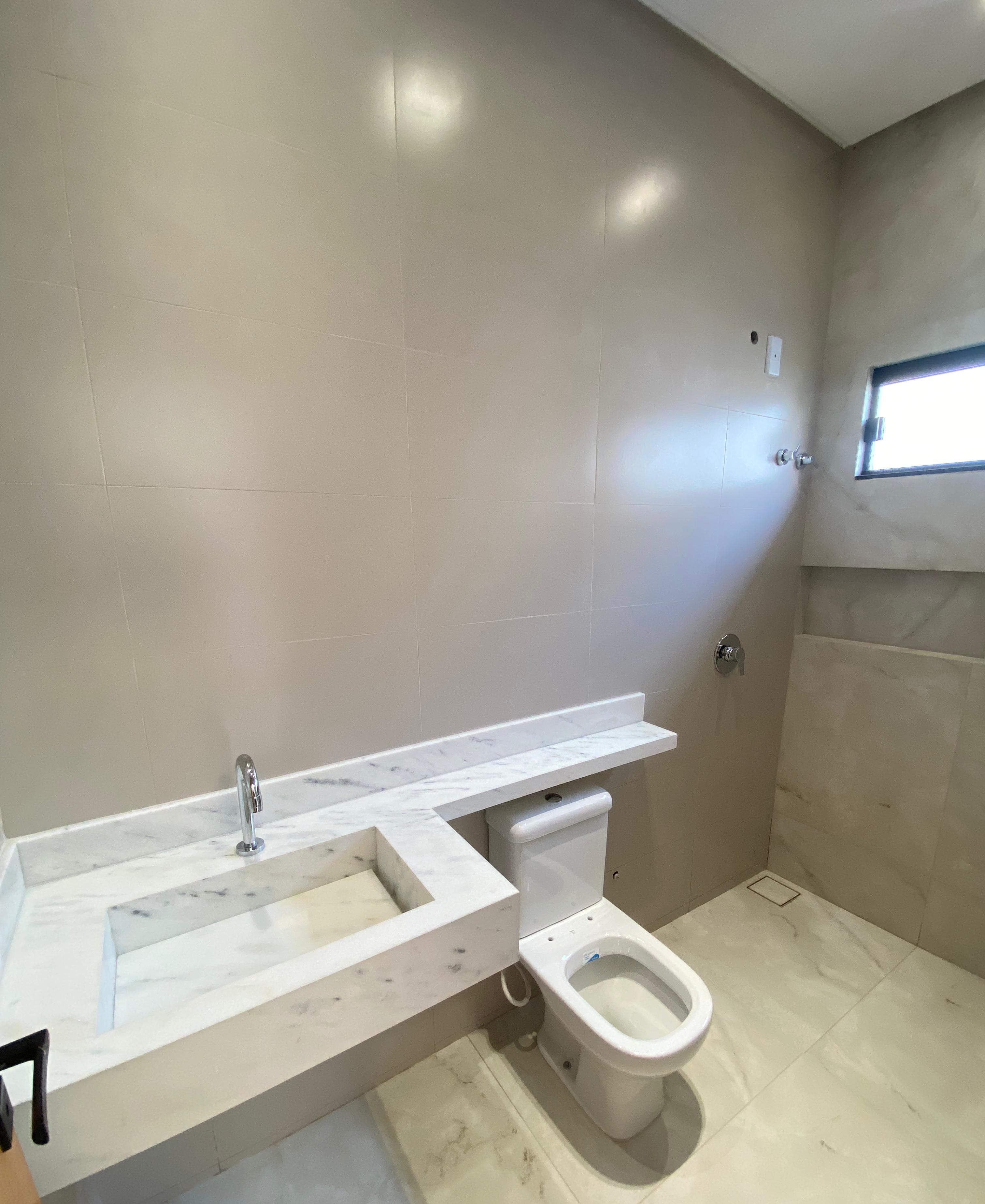 Residência de Luxo - 3 Suítes, Piscina e Área Gourmet.