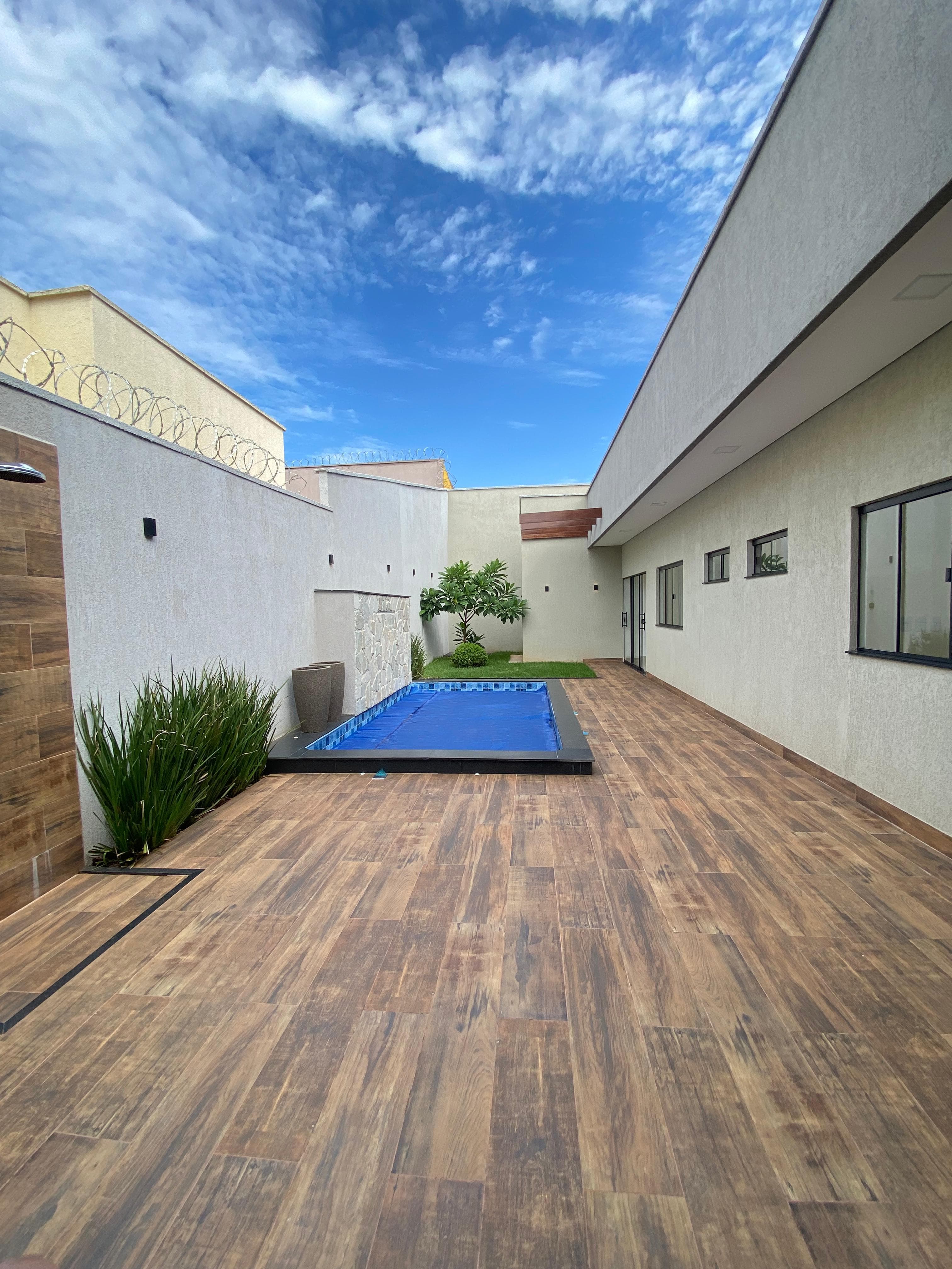 Residência de Luxo - 3 Suítes, Piscina e Área Gourmet.