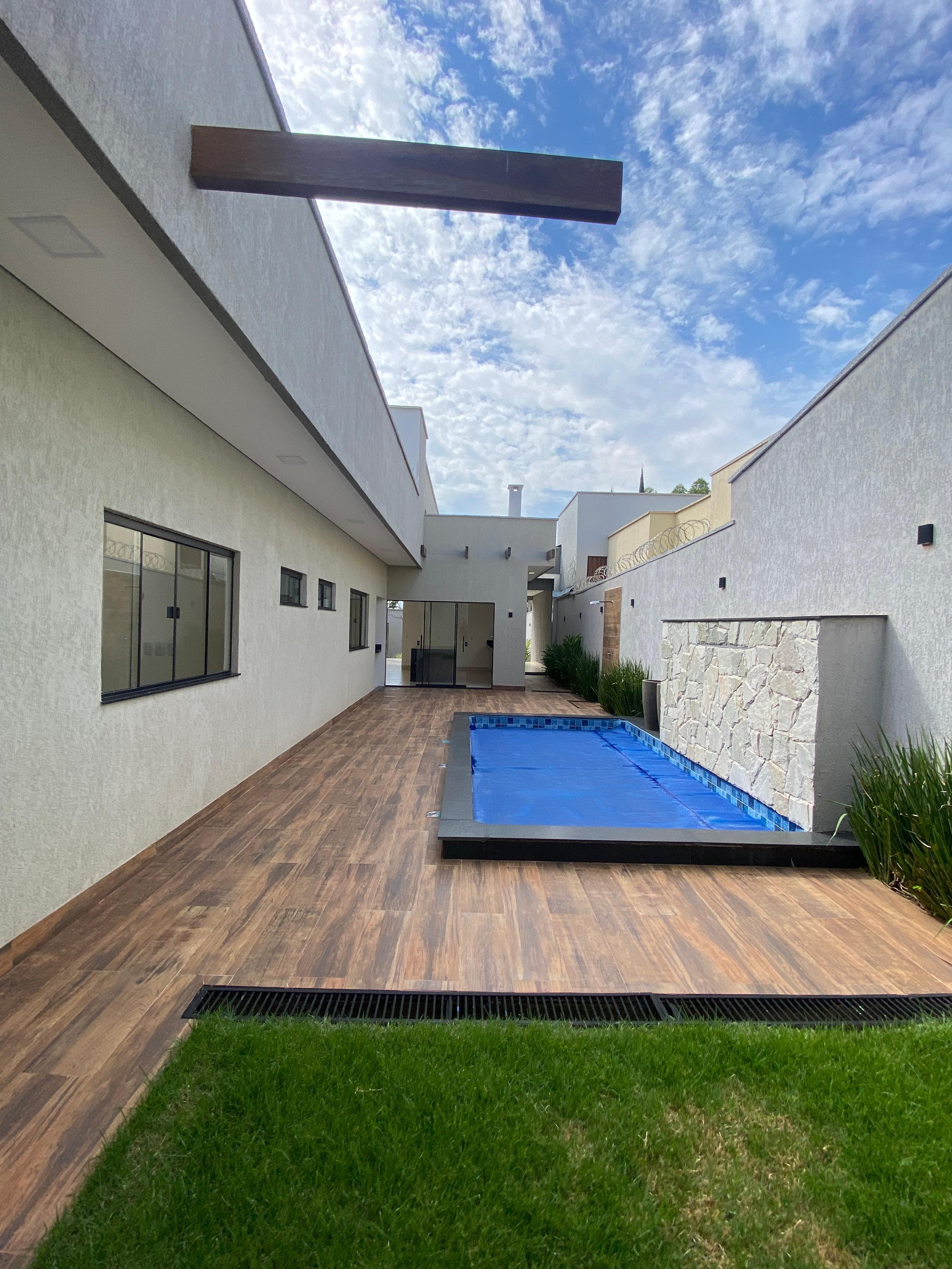 Residência de Luxo - 3 Suítes, Piscina e Área Gourmet.