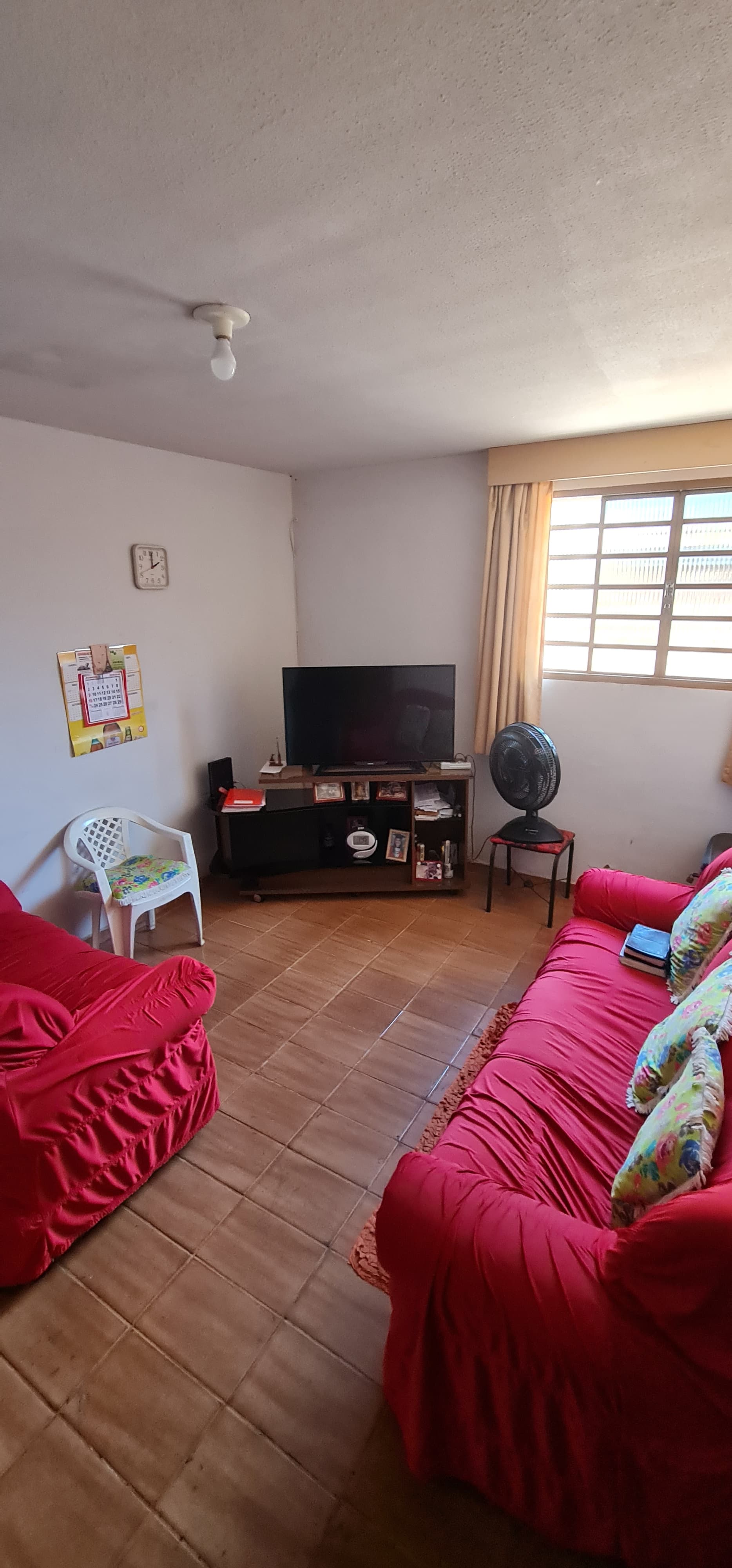 Charmosa Casa de 3 Quartos com Quintal Amplo e Suíte!