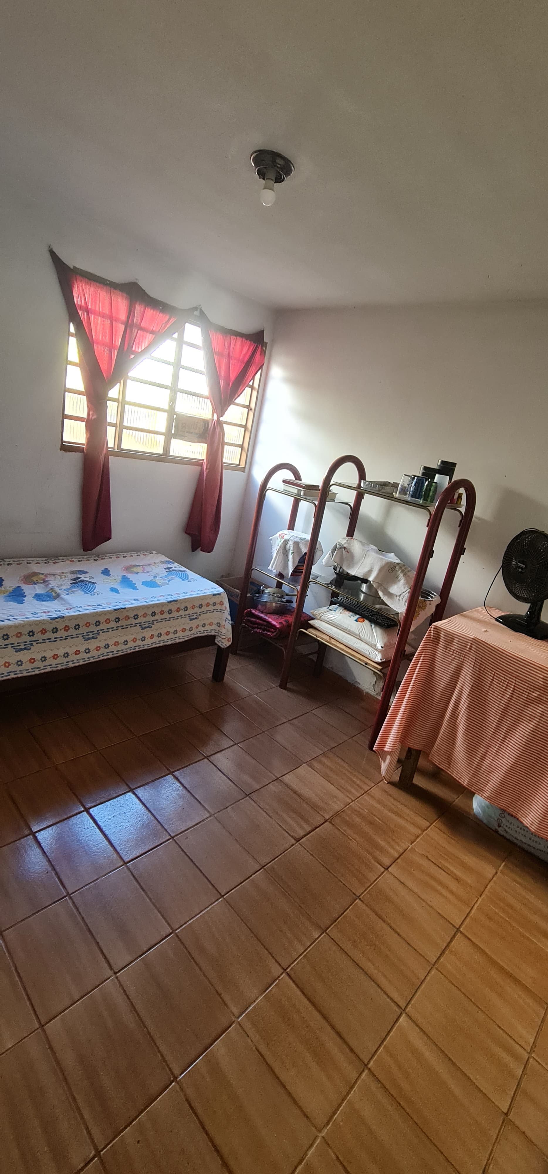 Charmosa Casa de 3 Quartos com Quintal Amplo e Suíte!