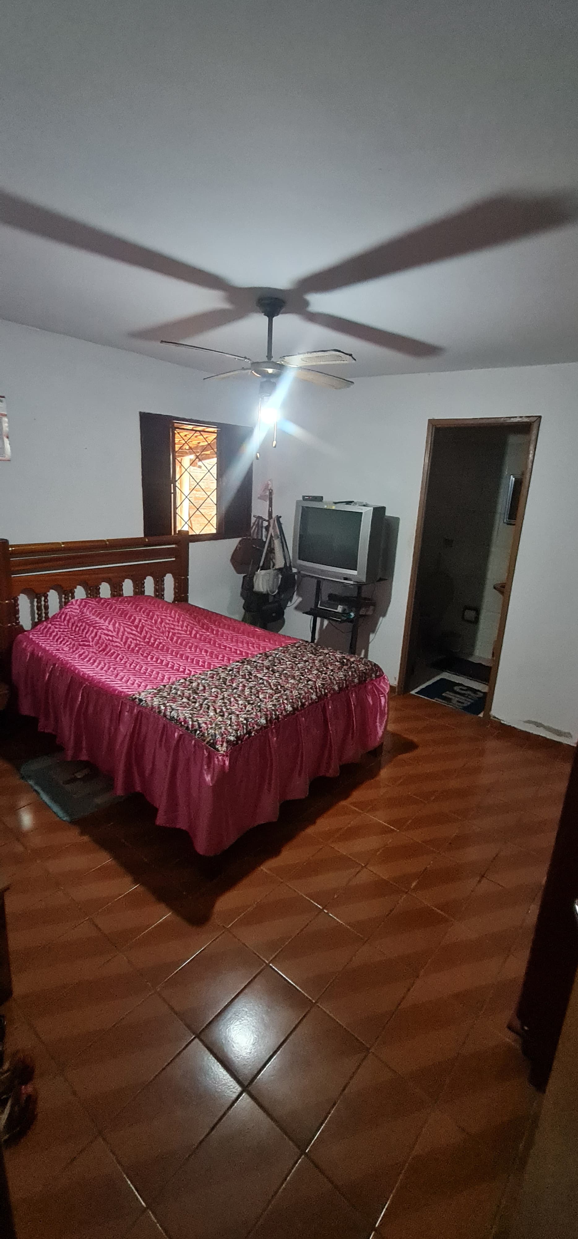 Charmosa Casa de 3 Quartos com Quintal Amplo e Suíte!