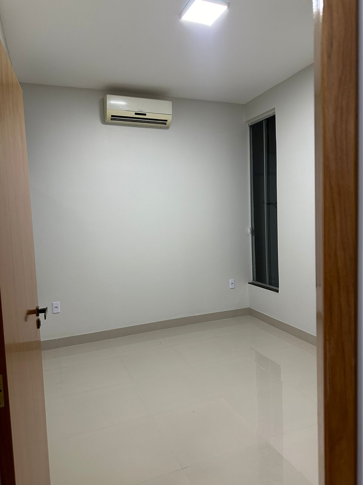 Casa Moderna com 3 Quartos, Suíte e Área Gourmet - Climatizada e Segura!