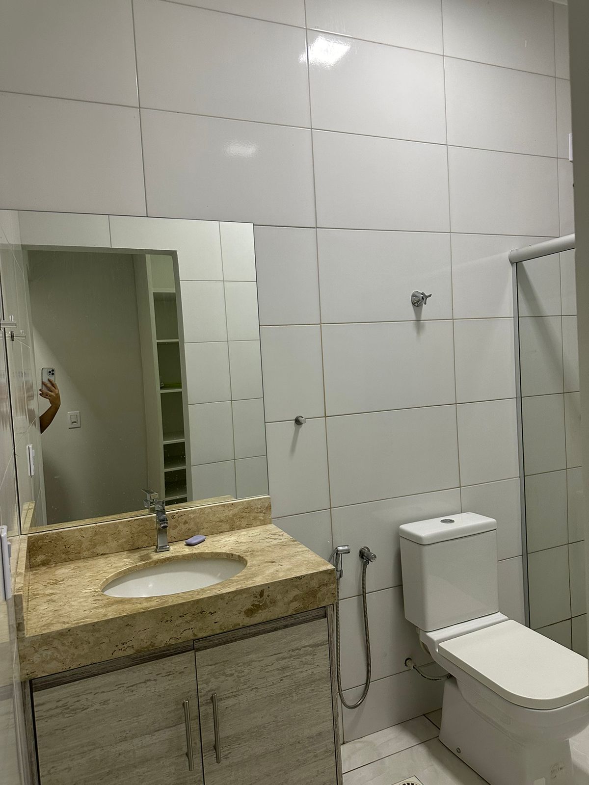 Casa Moderna com 3 Quartos, Suíte e Área Gourmet - Climatizada e Segura!