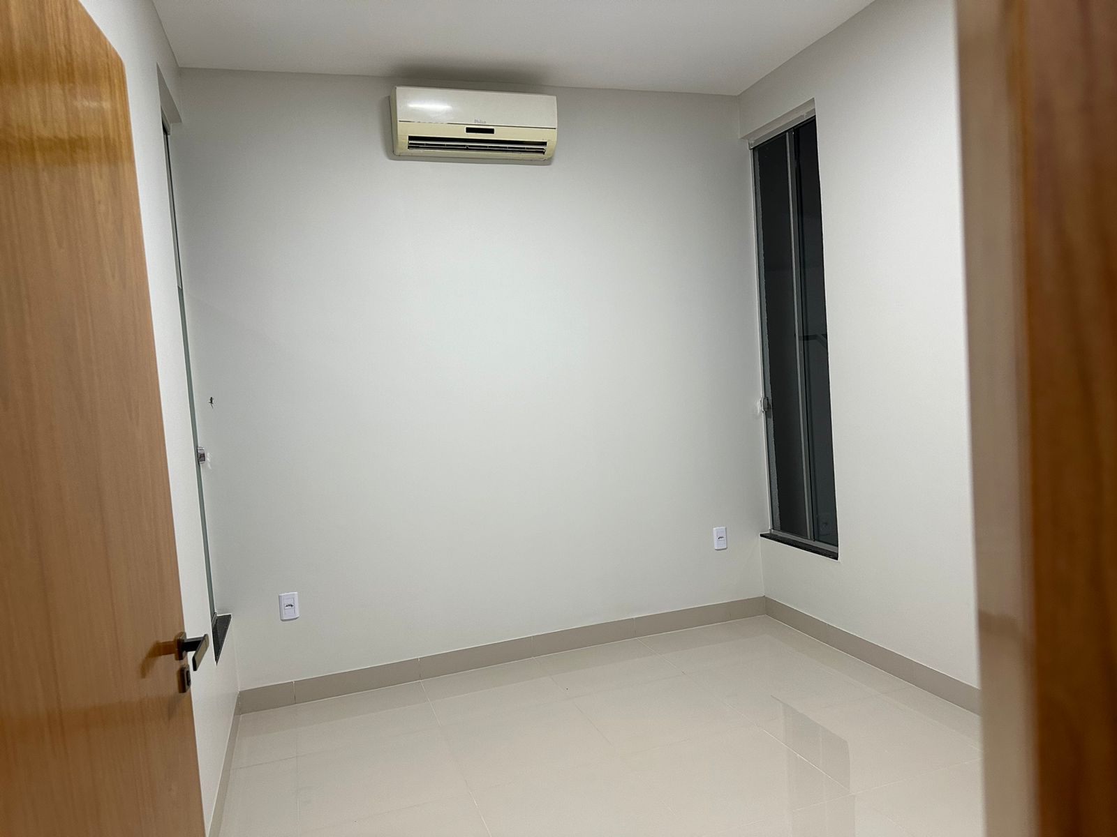 Casa Moderna com 3 Quartos, Suíte e Área Gourmet - Climatizada e Segura!