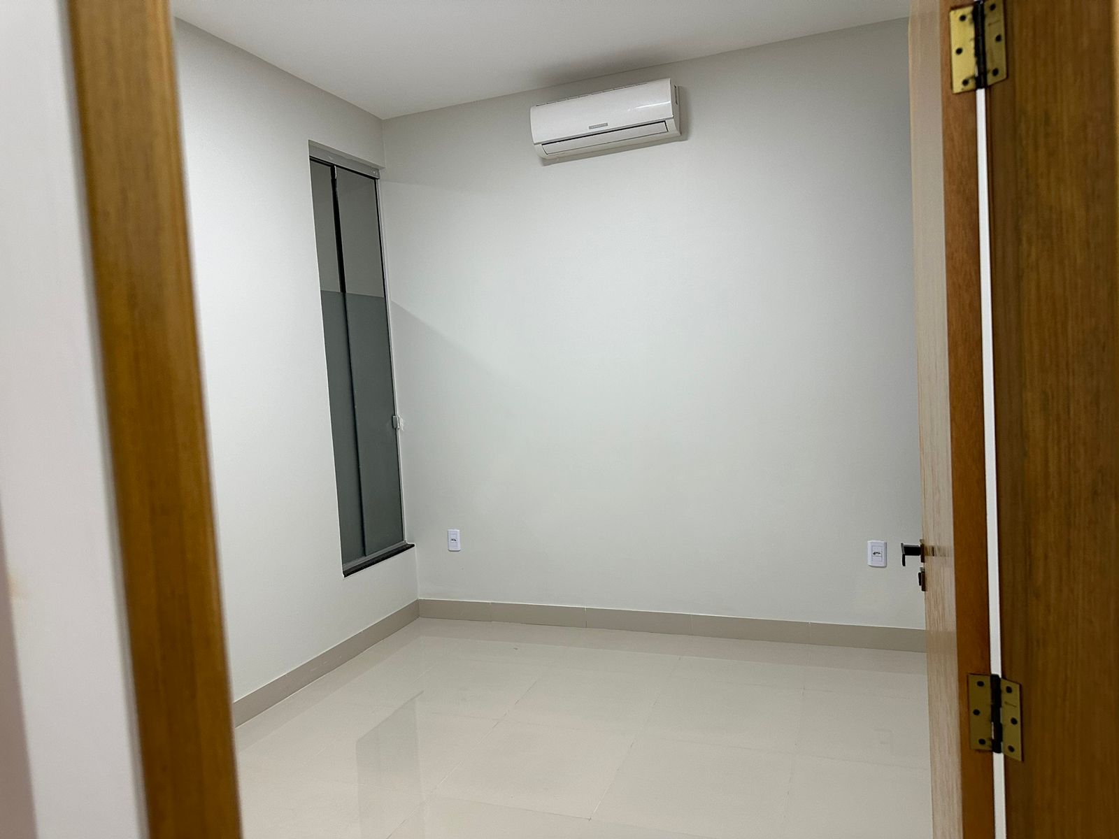 Casa Moderna com 3 Quartos, Suíte e Área Gourmet - Climatizada e Segura!