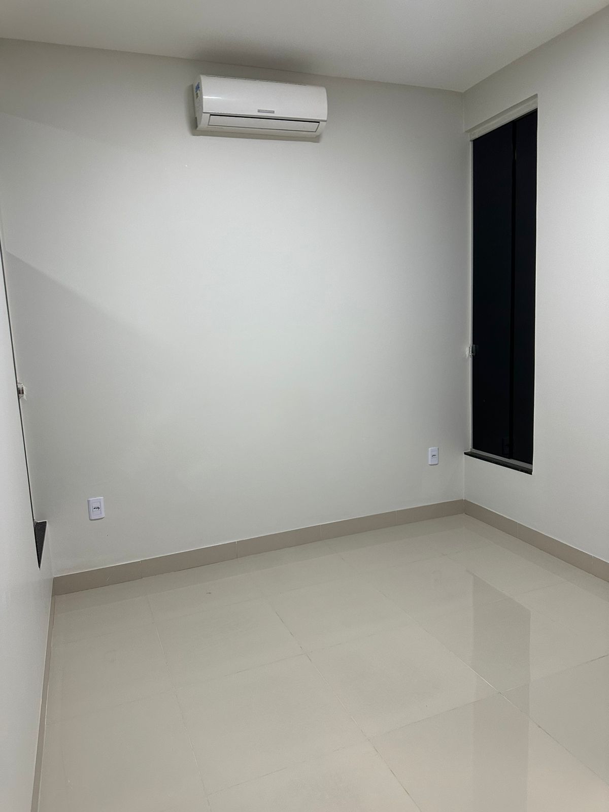 Casa Moderna com 3 Quartos, Suíte e Área Gourmet - Climatizada e Segura!