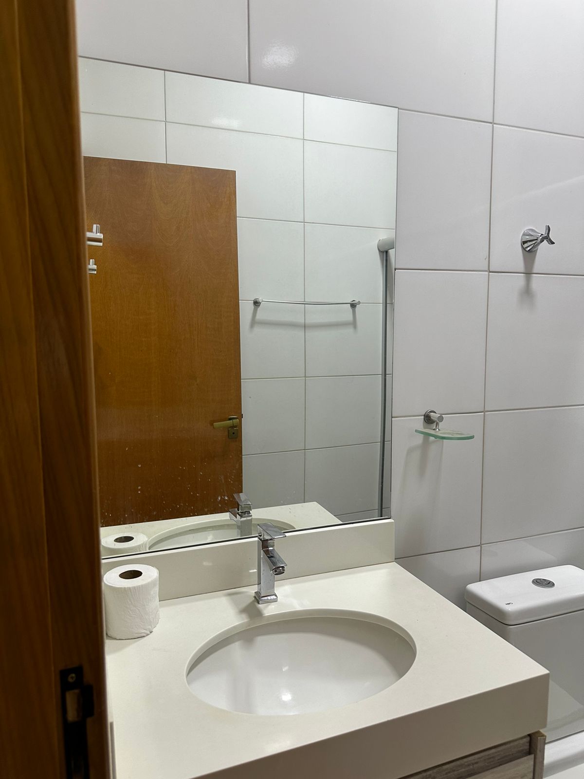 Casa Moderna com 3 Quartos, Suíte e Área Gourmet - Climatizada e Segura!