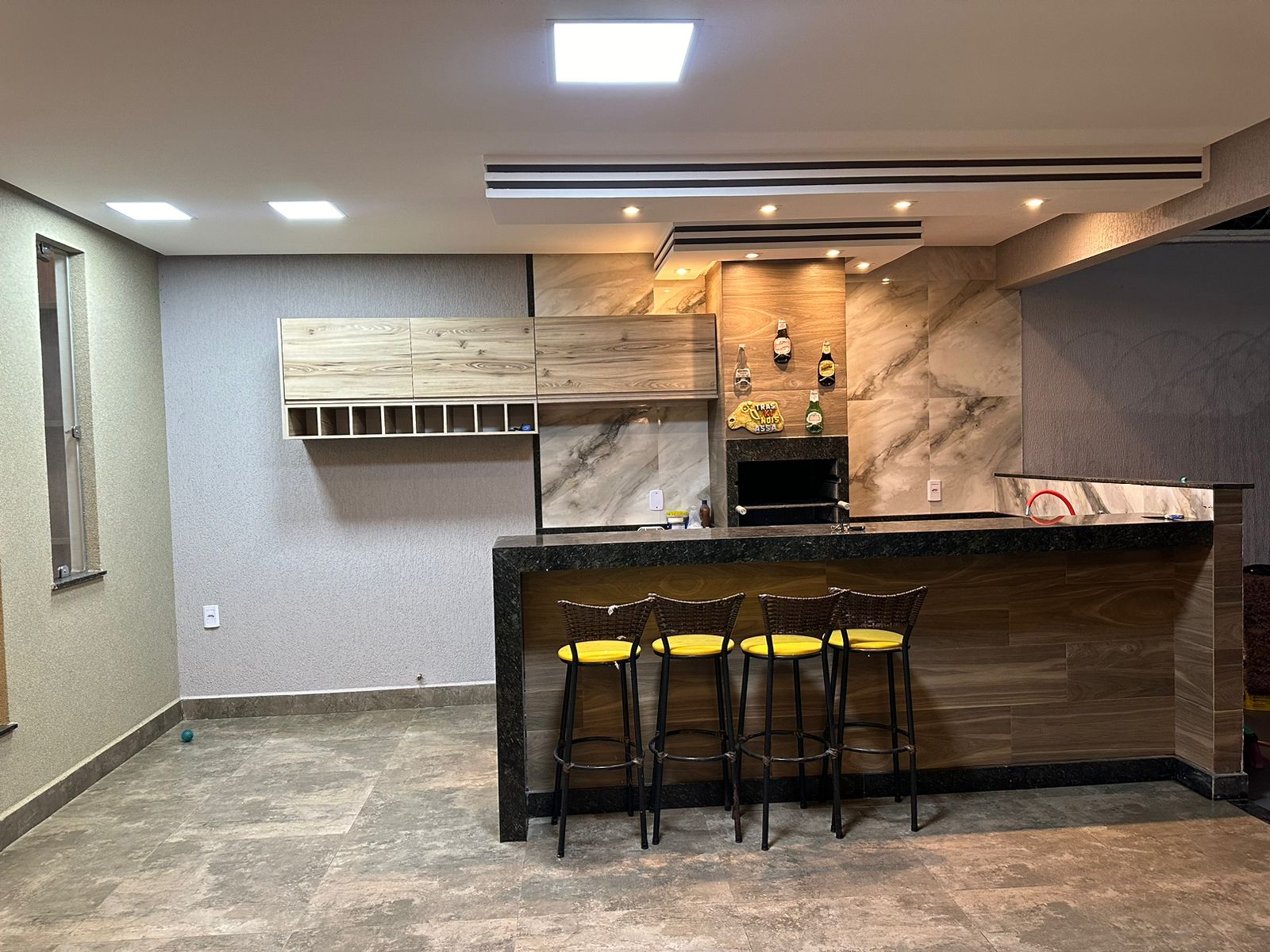 Casa Moderna com 3 Quartos, Suíte e Área Gourmet - Climatizada e Segura!