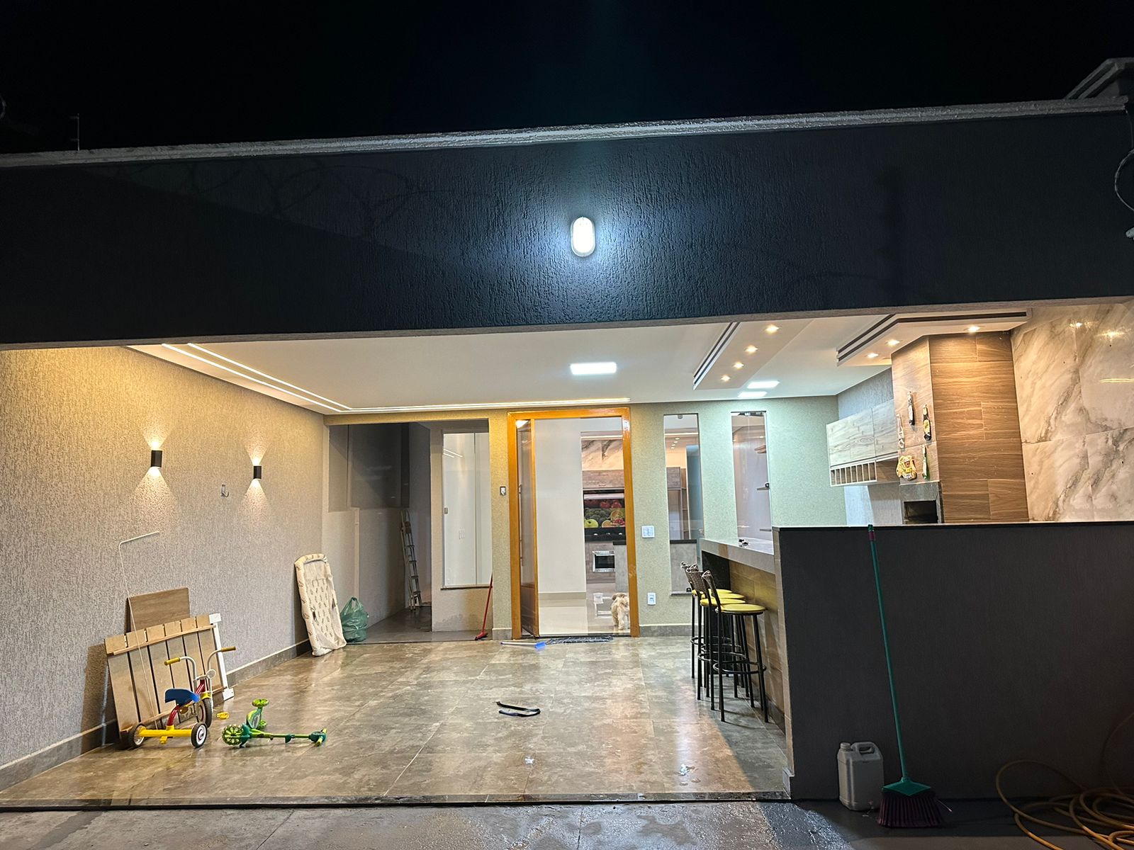 Casa Moderna com 3 Quartos, Suíte e Área Gourmet - Climatizada e Segura!