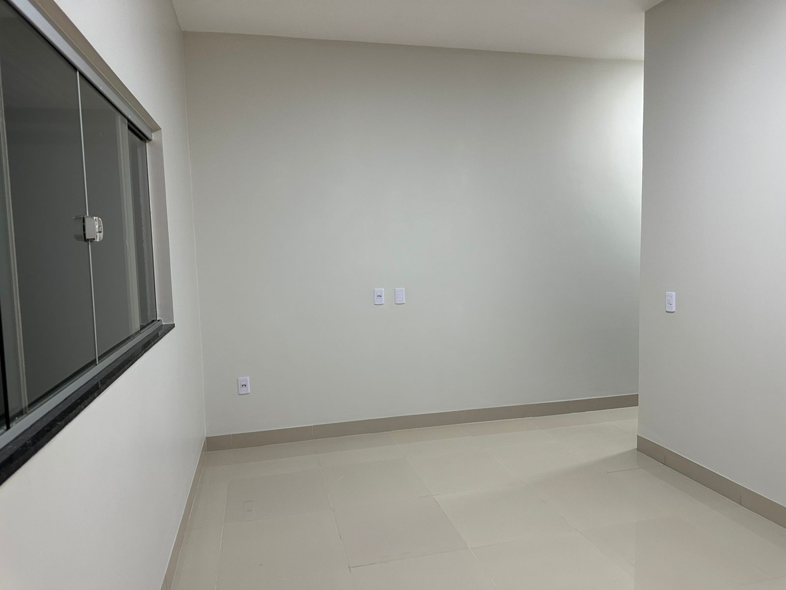 Casa Moderna com 3 Quartos, Suíte e Área Gourmet - Climatizada e Segura!