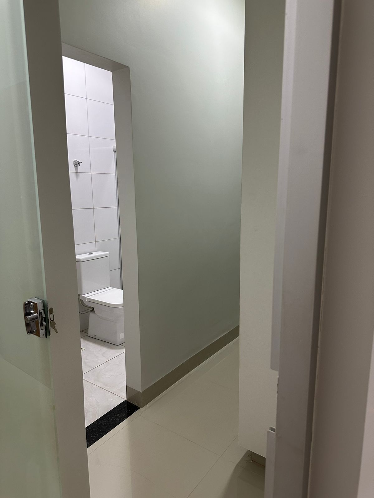 Casa Moderna com 3 Quartos, Suíte e Área Gourmet - Climatizada e Segura!