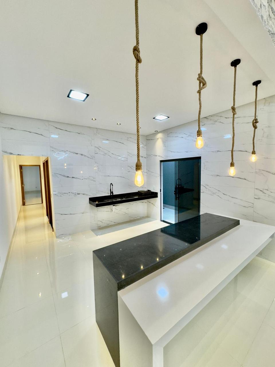 Elegância e Conforto. Casa de 3 Quartos no Jardim Balneário Meia Ponte!