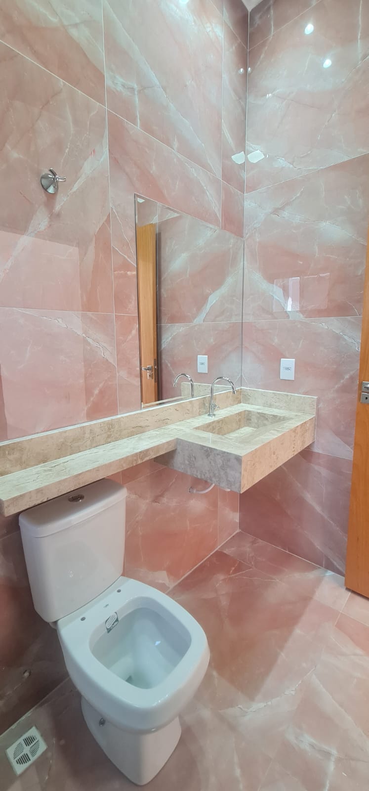 Casa Moderna e Completa com 3 Quartos, Suíte e Área Gourmet por R$390.000 – Conforto e Estilo em Cada Detalhe!