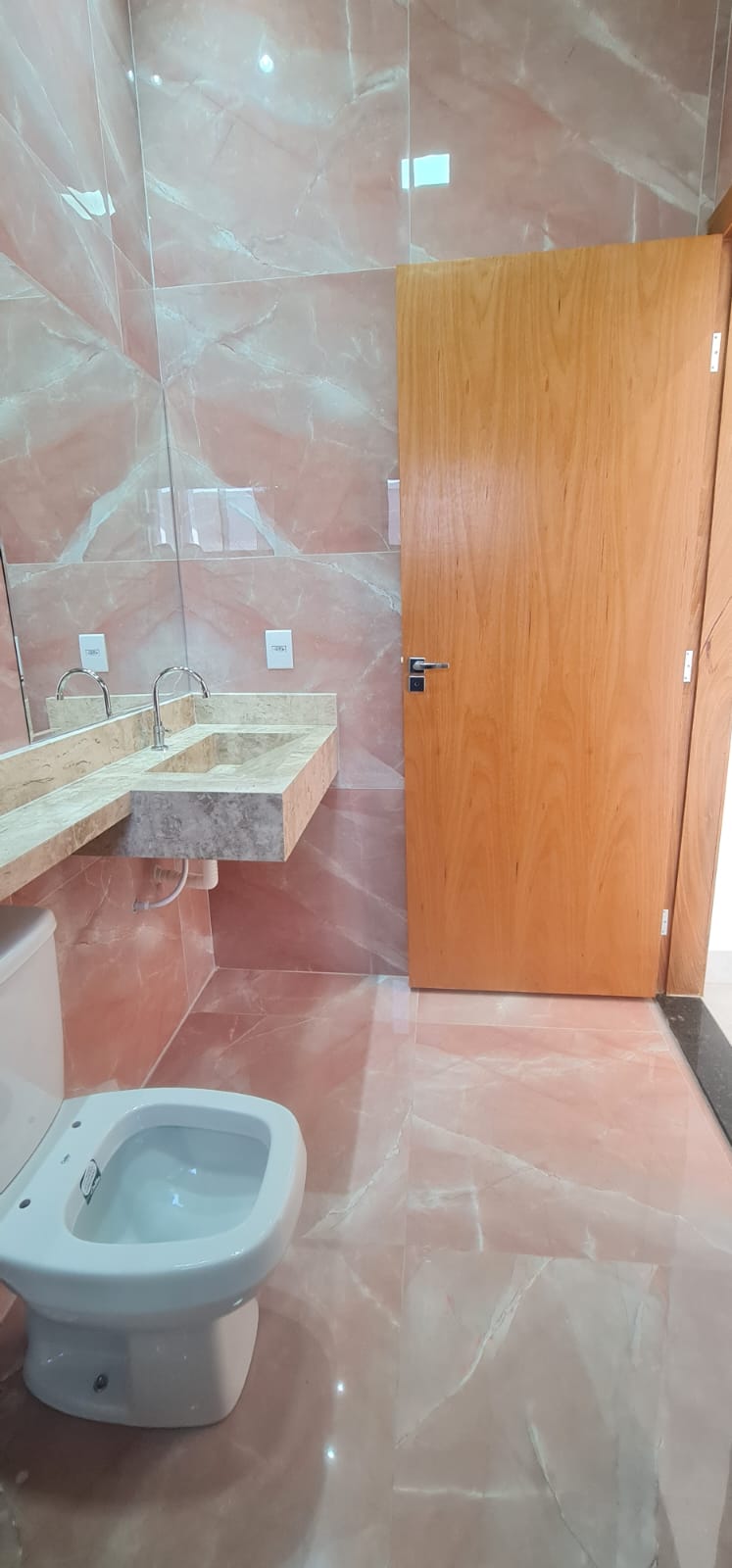 Casa Moderna e Completa com 3 Quartos, Suíte e Área Gourmet por R$390.000 – Conforto e Estilo em Cada Detalhe!