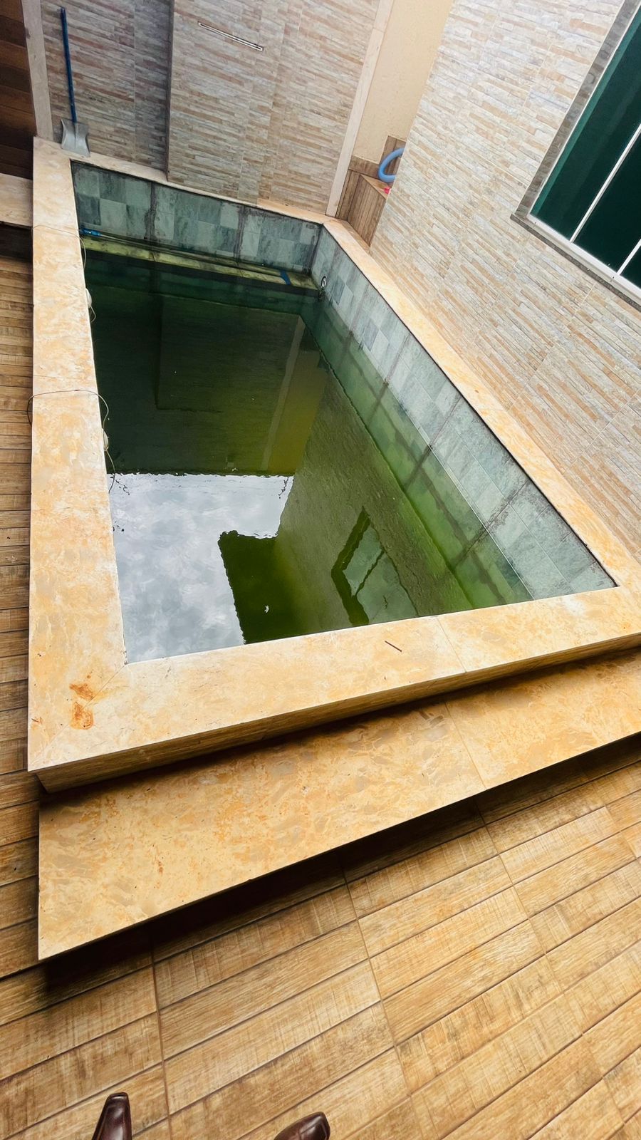 PISCINA E MUITOS ARMÁRIOS 