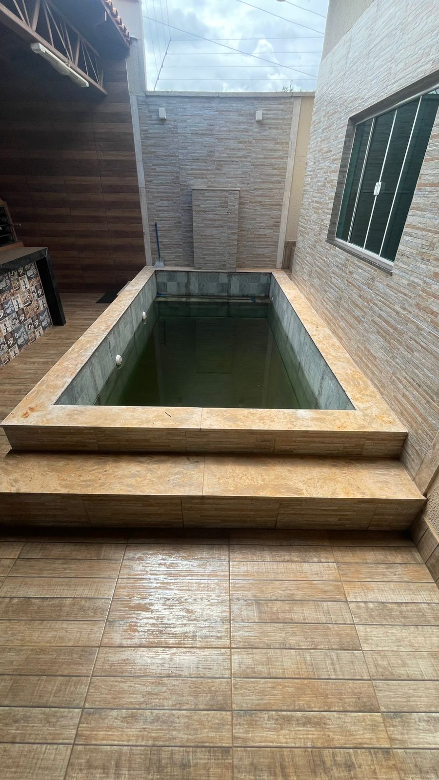 PISCINA E MUITOS ARMÁRIOS 