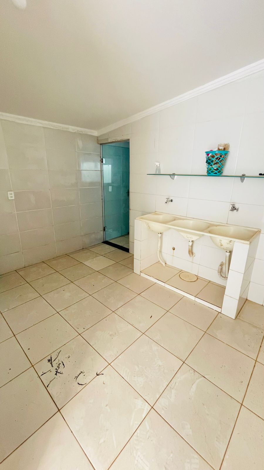 PISCINA E MUITOS ARMÁRIOS 