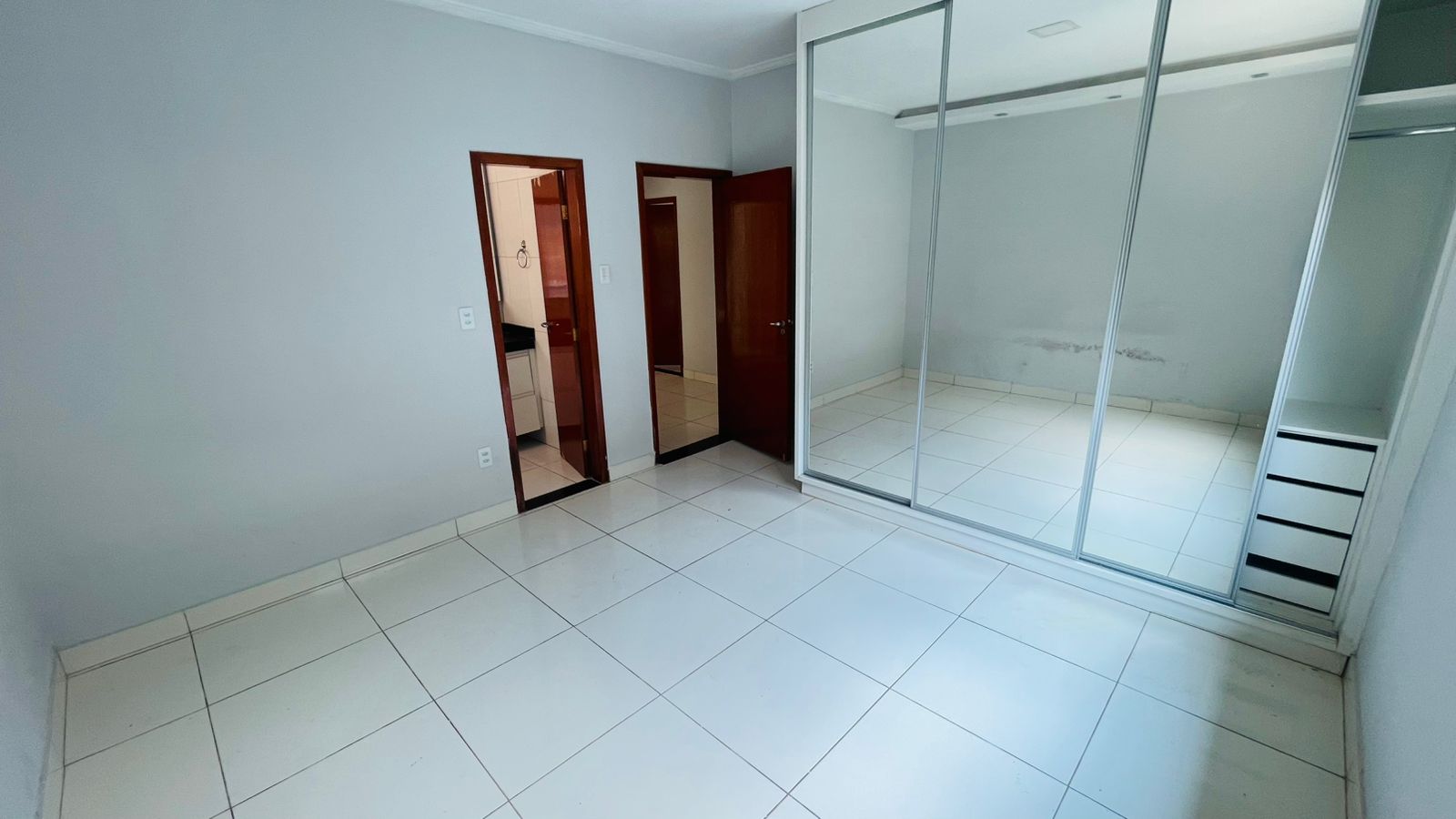 PISCINA E MUITOS ARMÁRIOS 