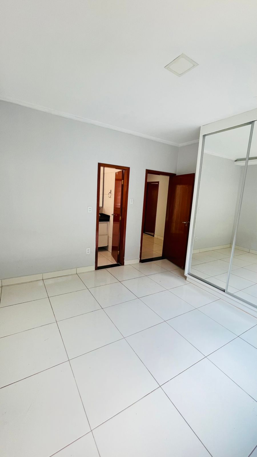 PISCINA E MUITOS ARMÁRIOS 