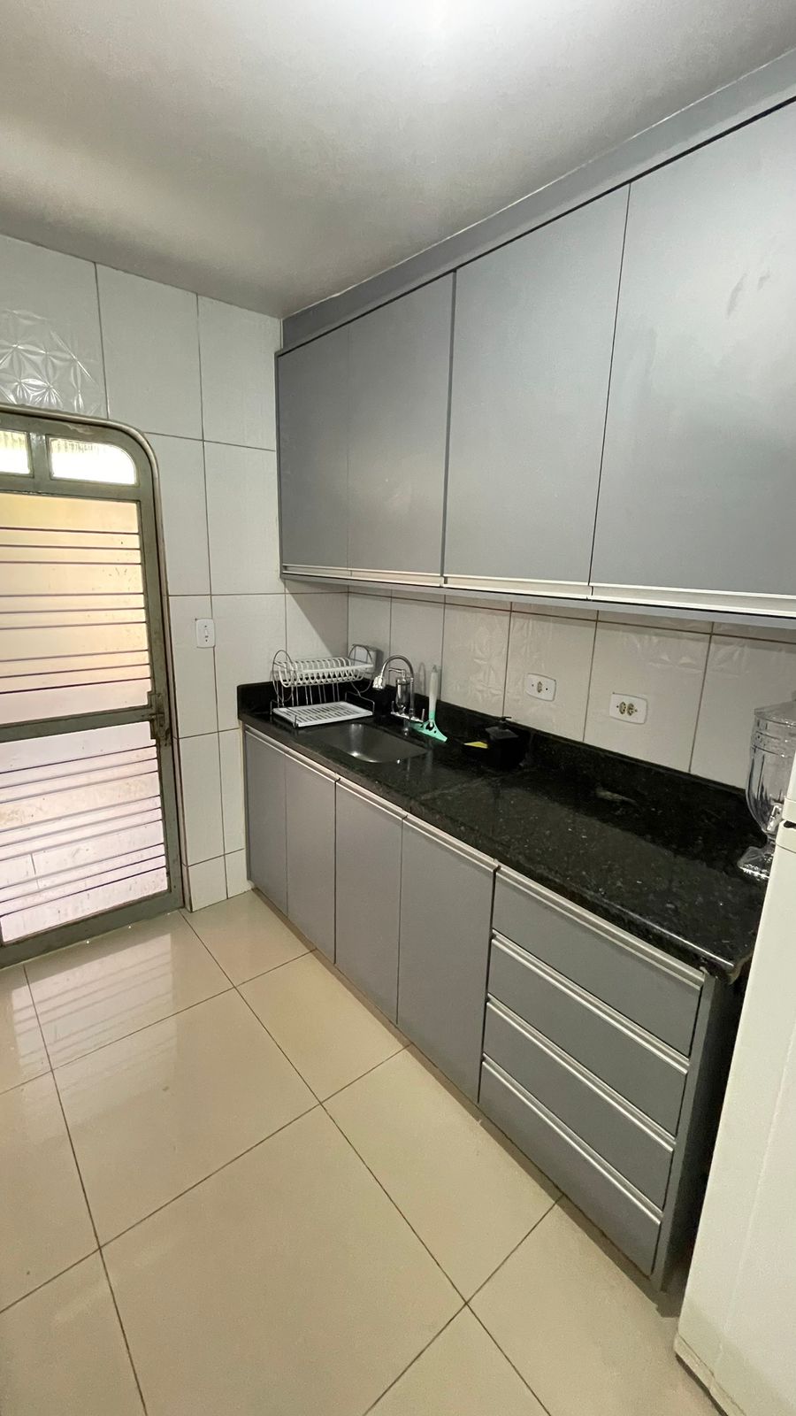 Contendo 03 quartos sendo 01 suíte com closet.