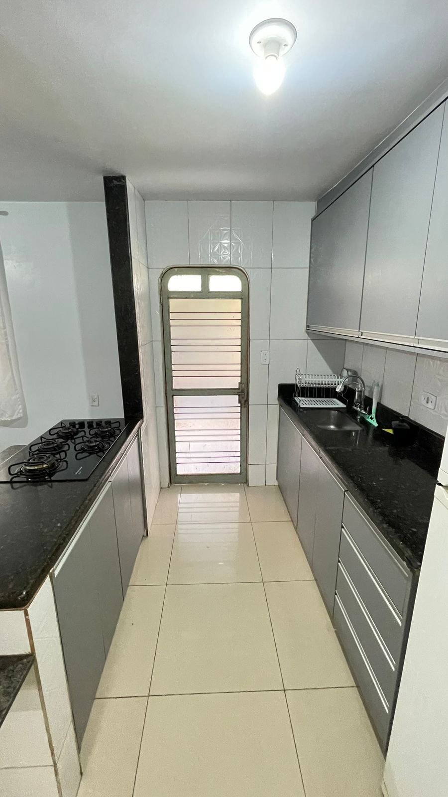 Contendo 03 quartos sendo 01 suíte com closet.