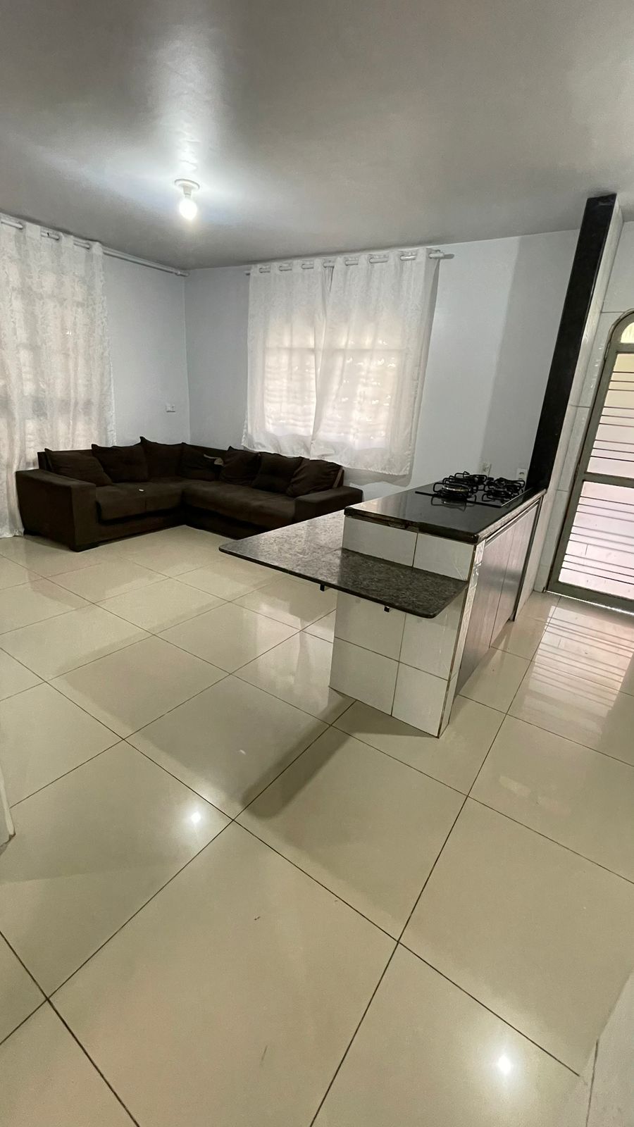 Contendo 03 quartos sendo 01 suíte com closet.