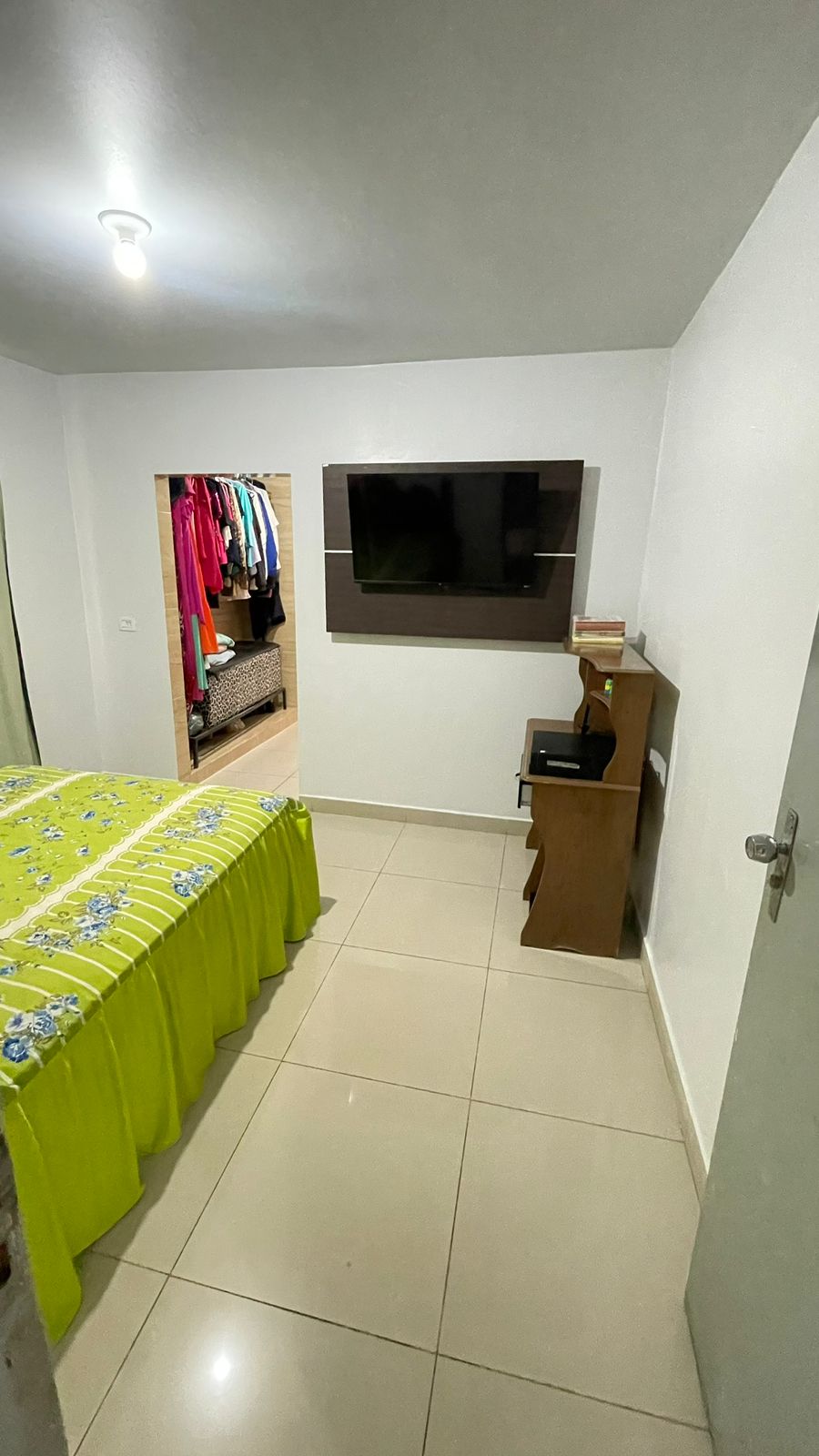 Contendo 03 quartos sendo 01 suíte com closet.