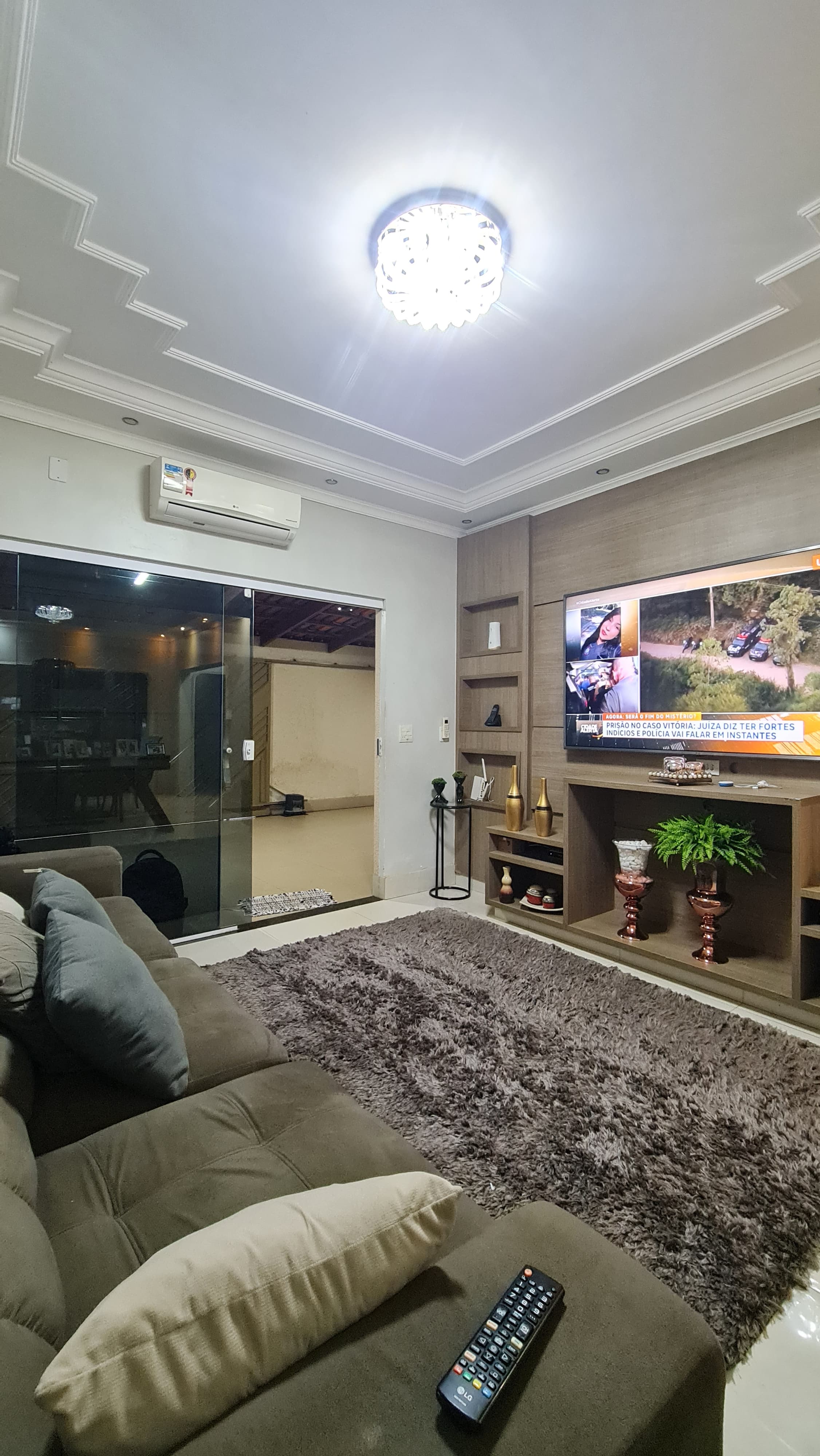 Imagine uma residência moderna e funcional, projetada para unir estética e praticidade em cada ambiente!