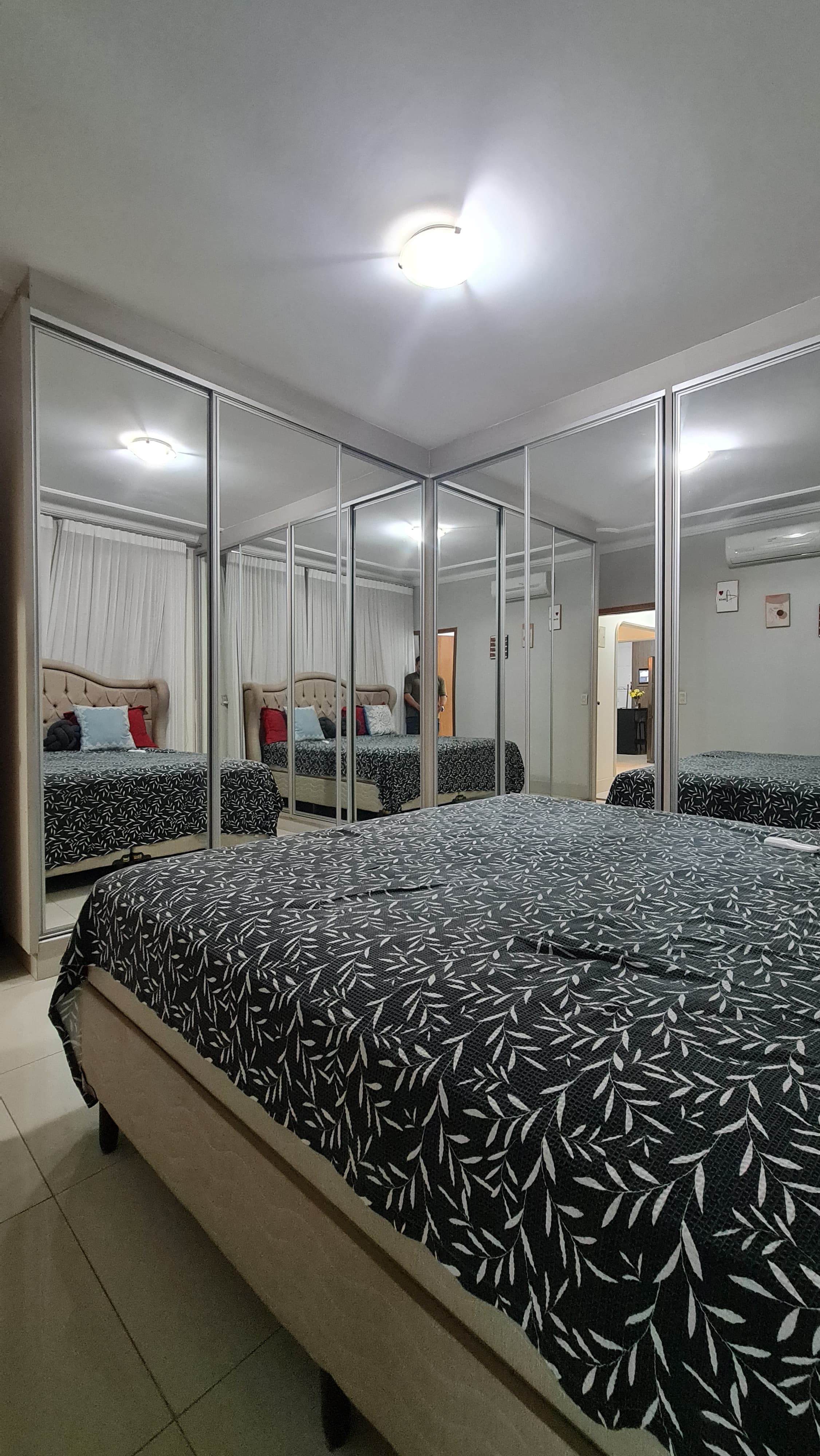 Imagine uma residência moderna e funcional, projetada para unir estética e praticidade em cada ambiente!