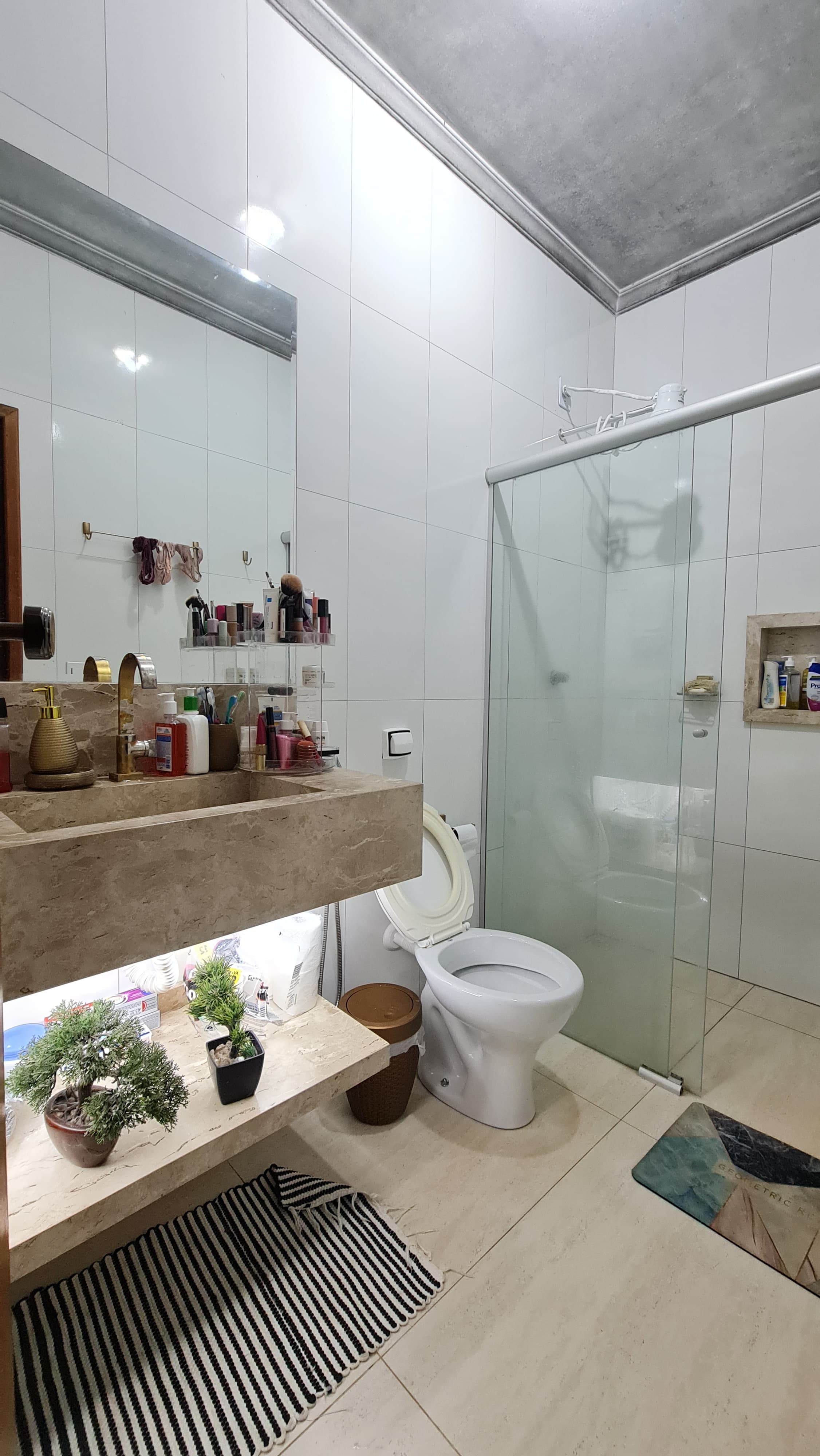 Imagine uma residência moderna e funcional, projetada para unir estética e praticidade em cada ambiente!