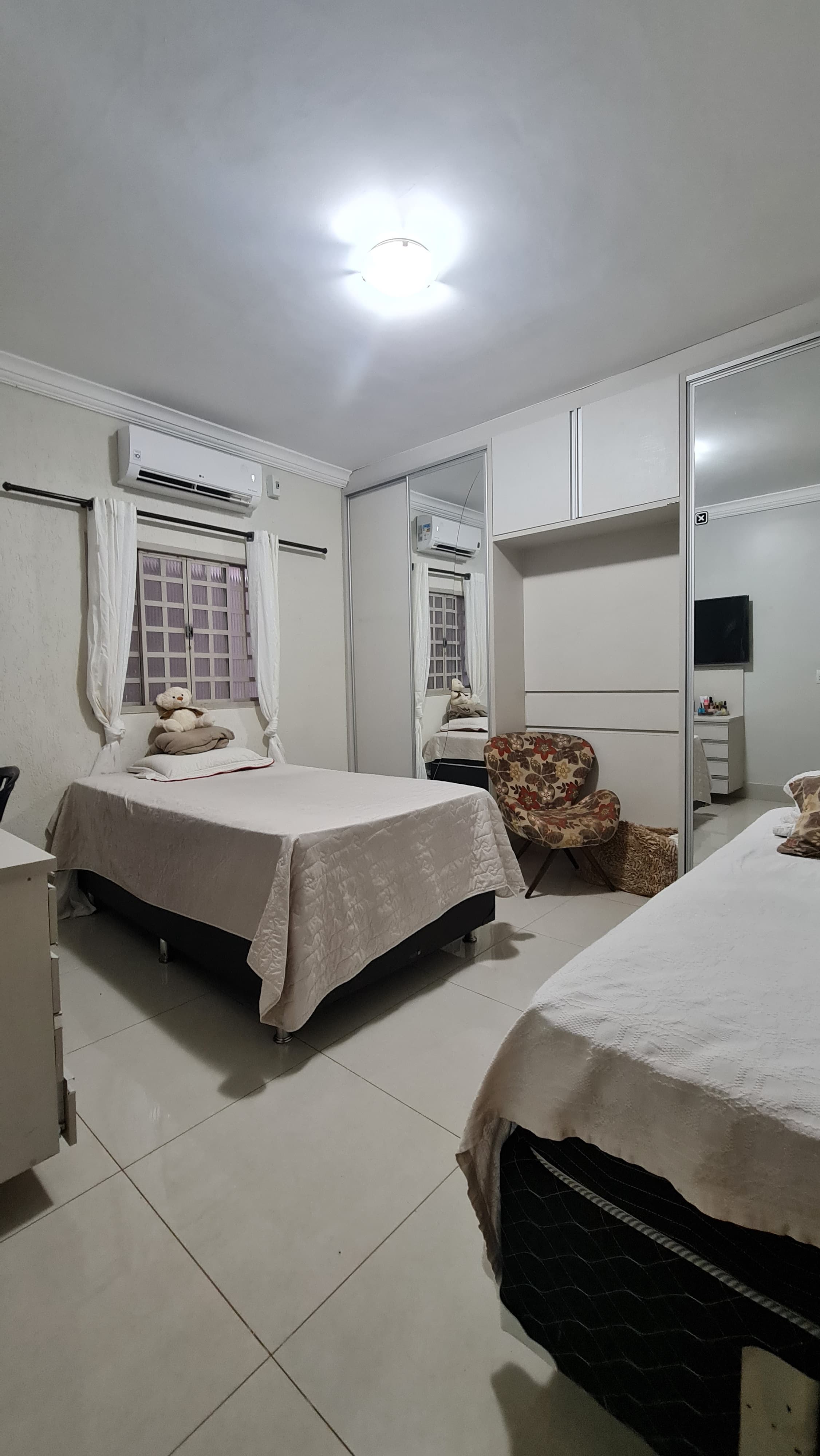Imagine uma residência moderna e funcional, projetada para unir estética e praticidade em cada ambiente!