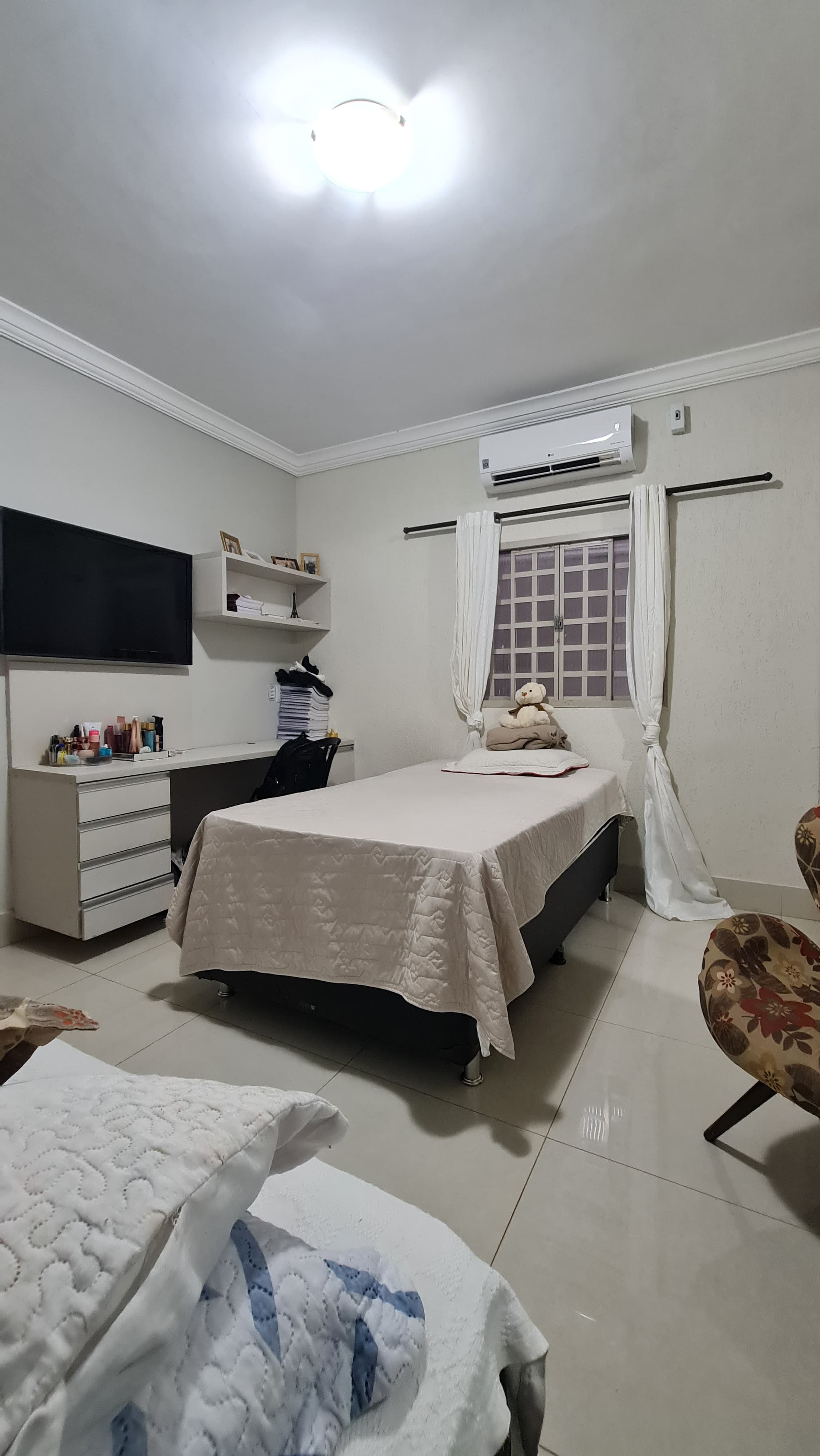 Imagine uma residência moderna e funcional, projetada para unir estética e praticidade em cada ambiente!