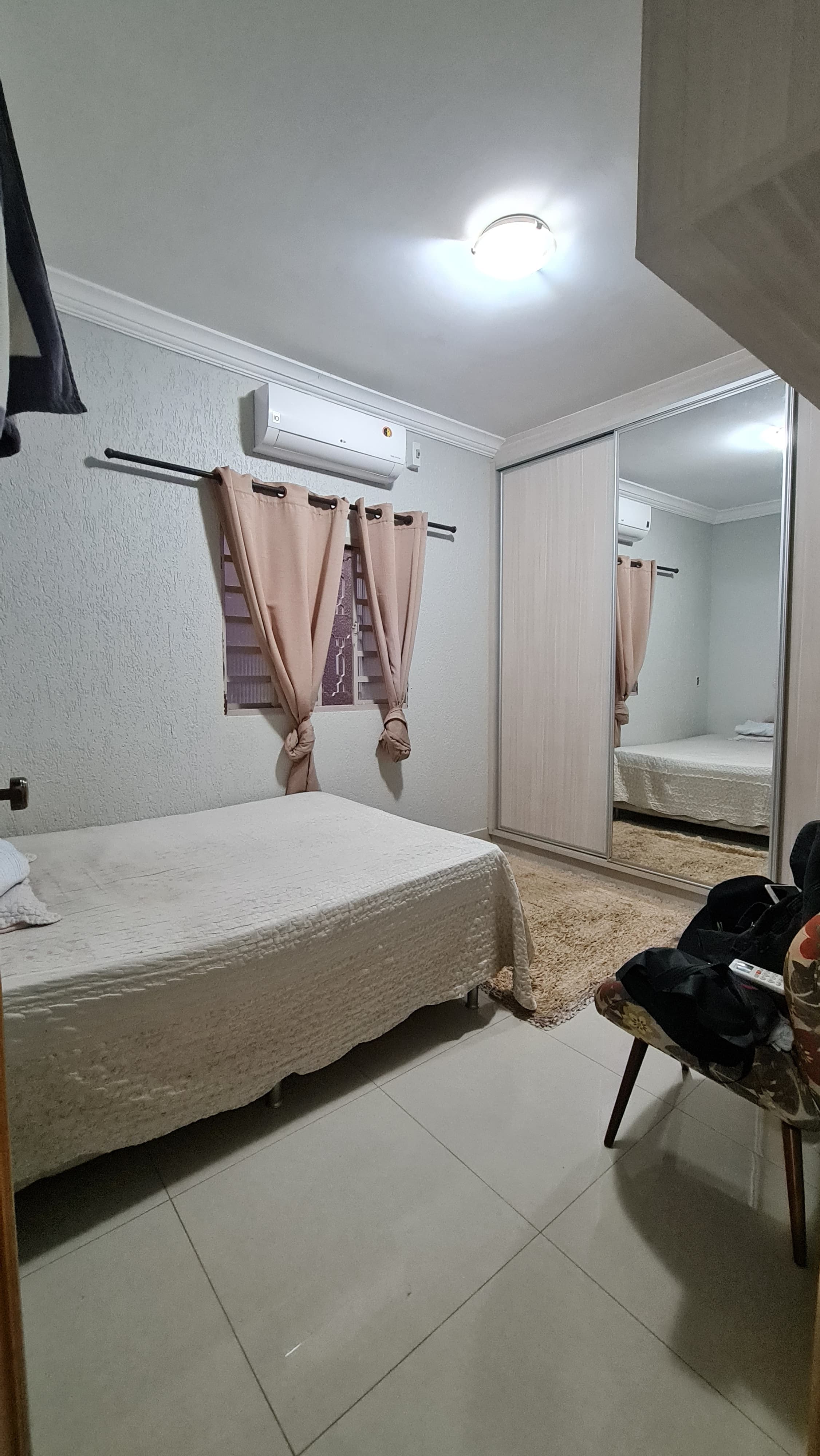 Imagine uma residência moderna e funcional, projetada para unir estética e praticidade em cada ambiente!