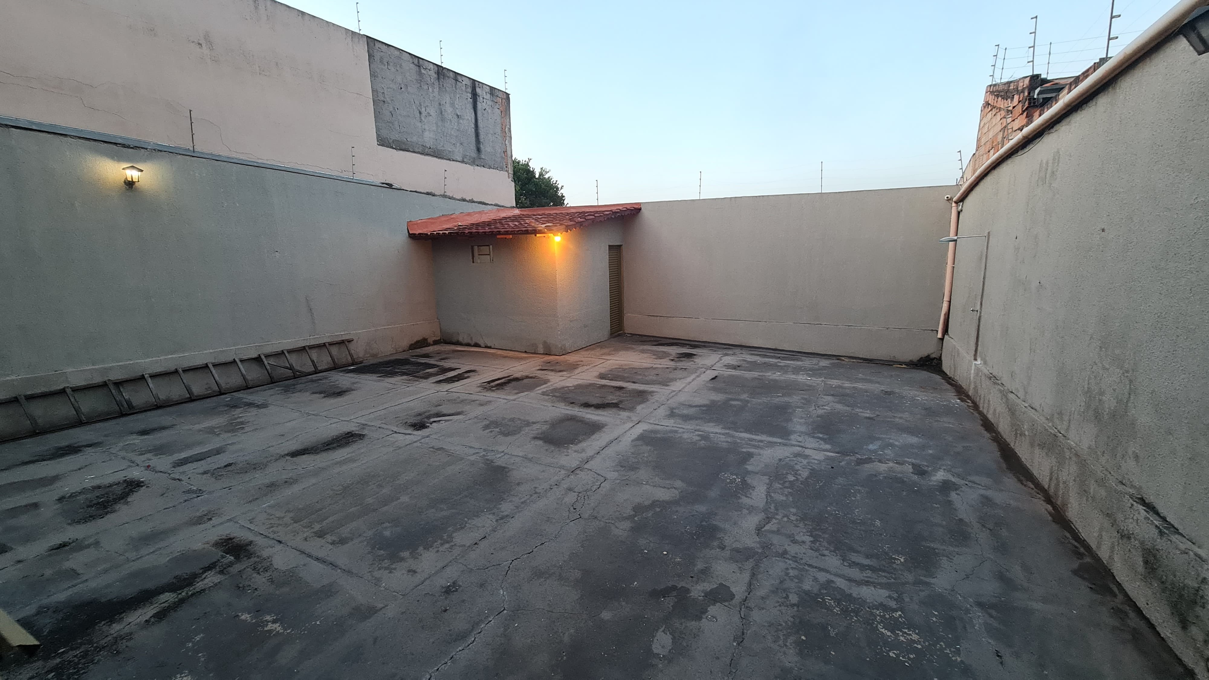 Imagine uma residência moderna e funcional, projetada para unir estética e praticidade em cada ambiente!