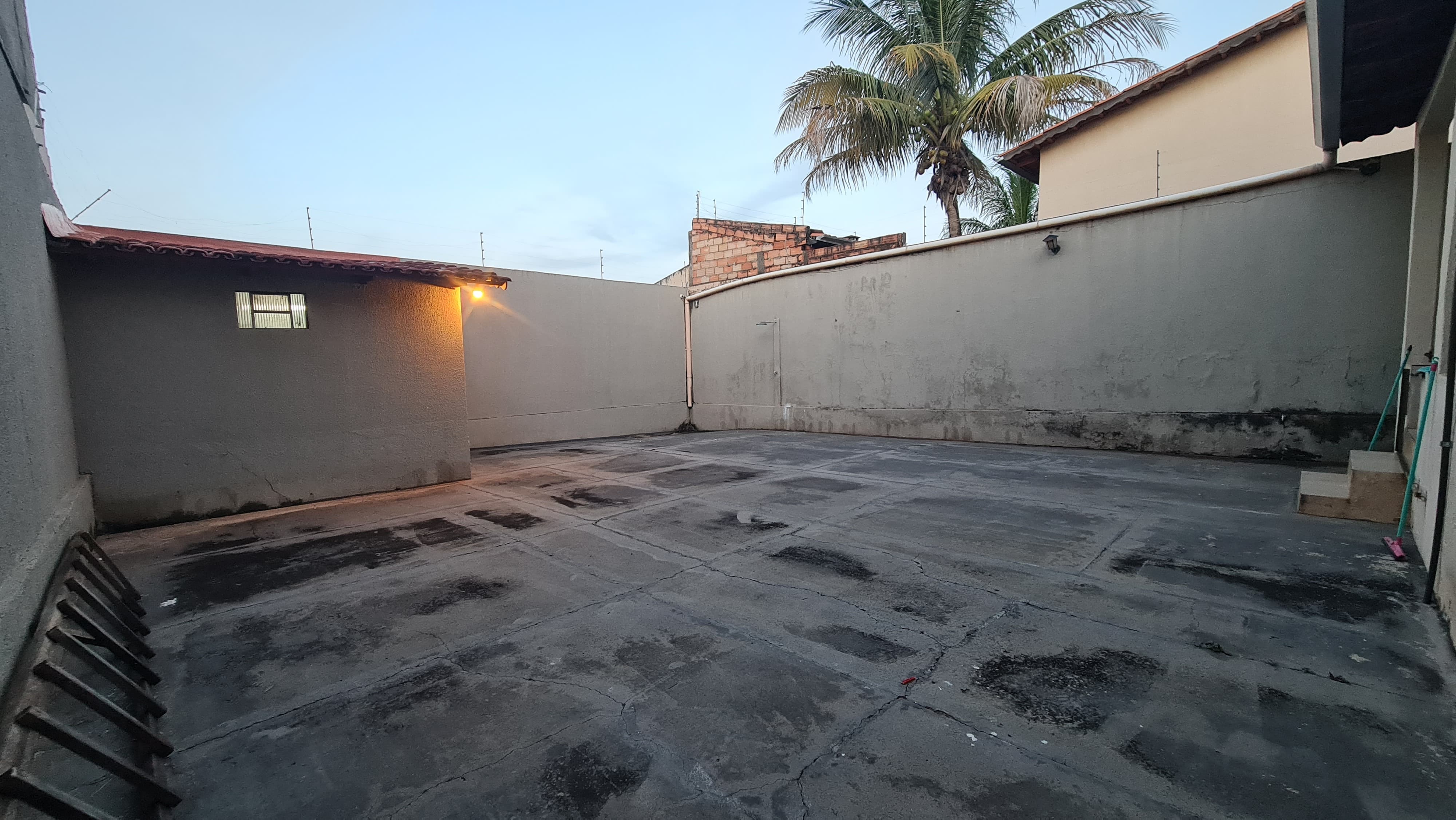 Imagine uma residência moderna e funcional, projetada para unir estética e praticidade em cada ambiente!