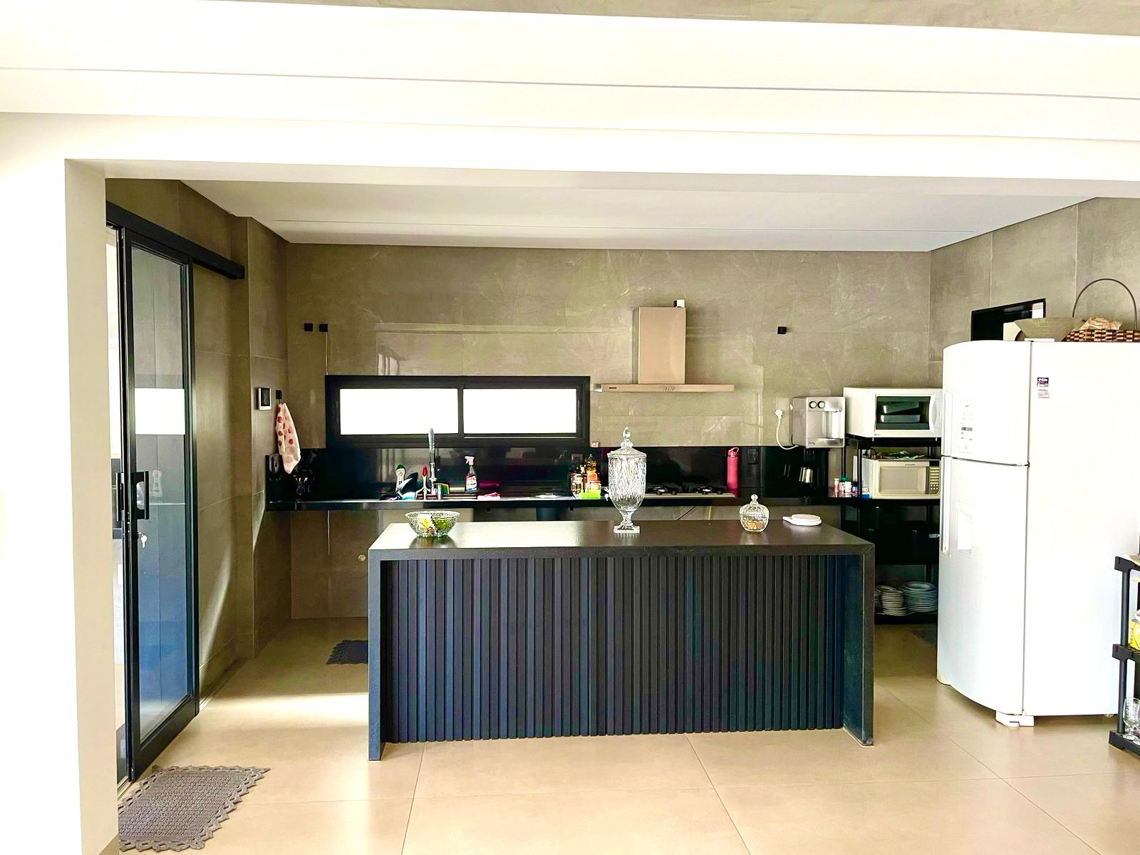 Residência única, projetada no estilo industrial contemporâneo, com ambientes amplos, integrados e um acabamento impecável. Tecnologia, conforto e sofisticação em cada detalhe! Lote de 450 m2 e área construída de 323 m2