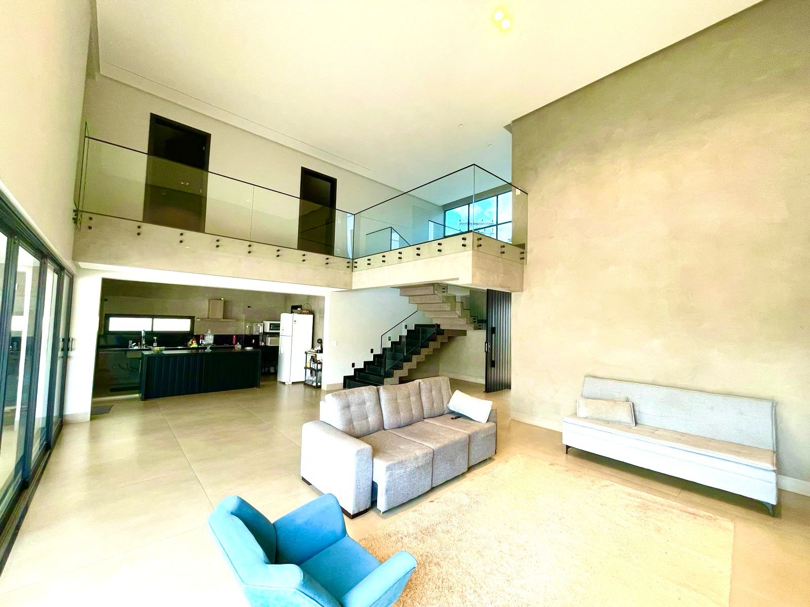 Residência única, projetada no estilo industrial contemporâneo, com ambientes amplos, integrados e um acabamento impecável. Tecnologia, conforto e sofisticação em cada detalhe! Lote de 450 m2 e área construída de 323 m2