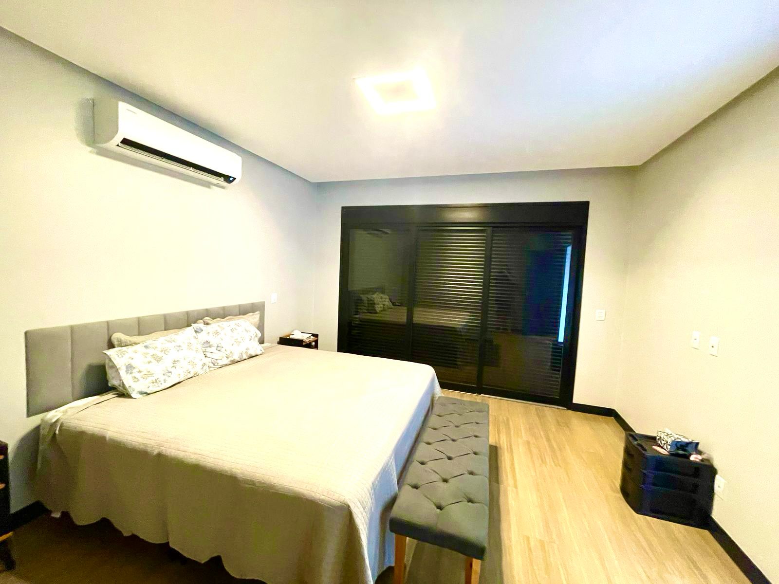 Residência única, projetada no estilo industrial contemporâneo, com ambientes amplos, integrados e um acabamento impecável. Tecnologia, conforto e sofisticação em cada detalhe! Lote de 450 m2 e área construída de 323 m2